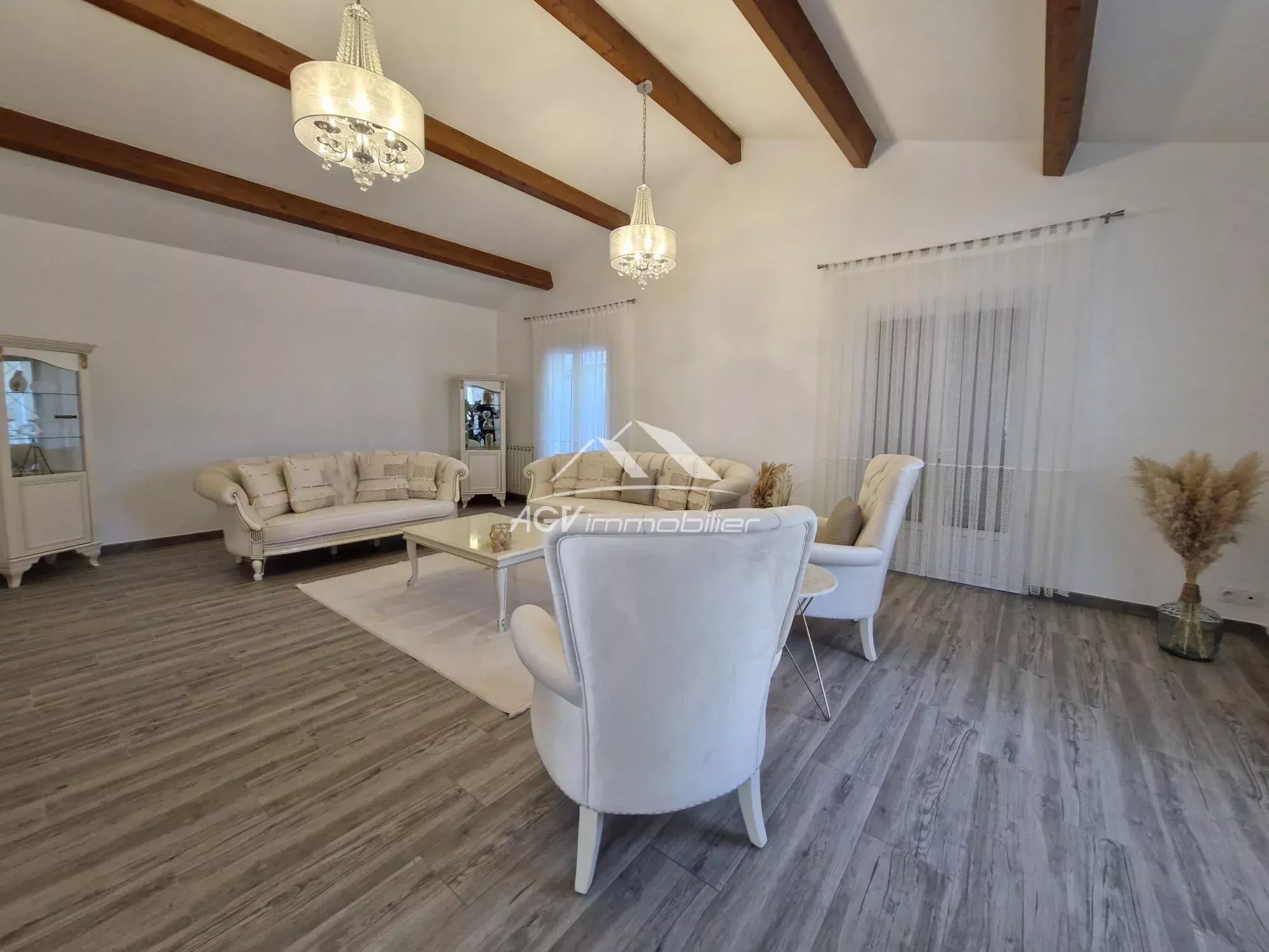 A Alès, maison 165 m², avec piscine garage, abris voiture et terrain de pétanque sur 1161 m² de terrain