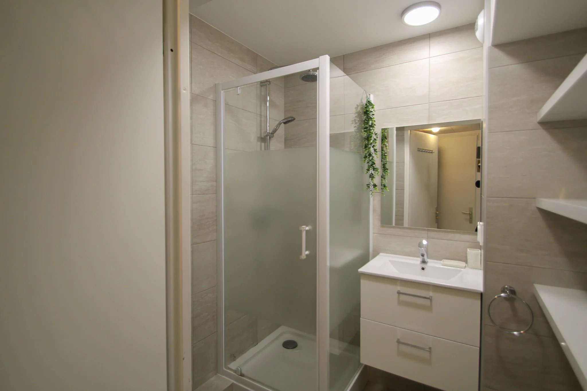 Charmant appartement 2 pièces de plain-pied (avec parking) à deux pas de la mer  Golfe-Juan