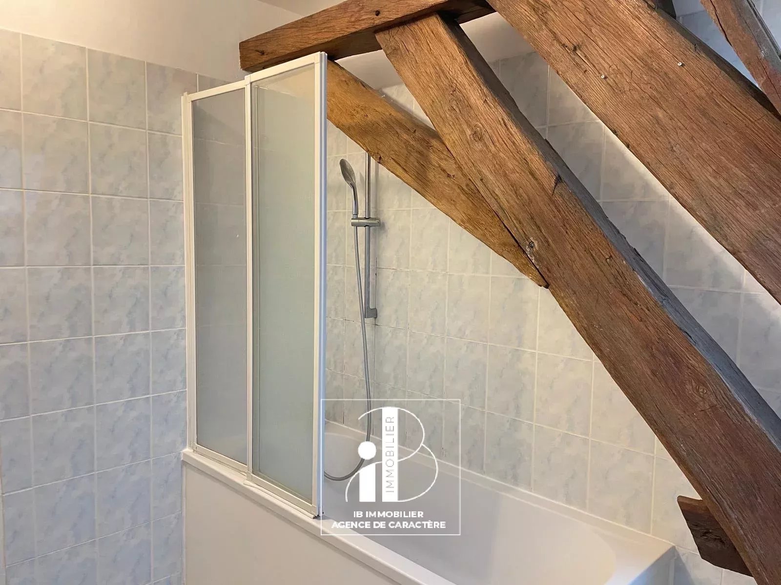 MORET-SUR-LOING - NEAR TOWN CENTER - 3-ROOM DUPLEX OF 80 m² WITH PARKING SPACES