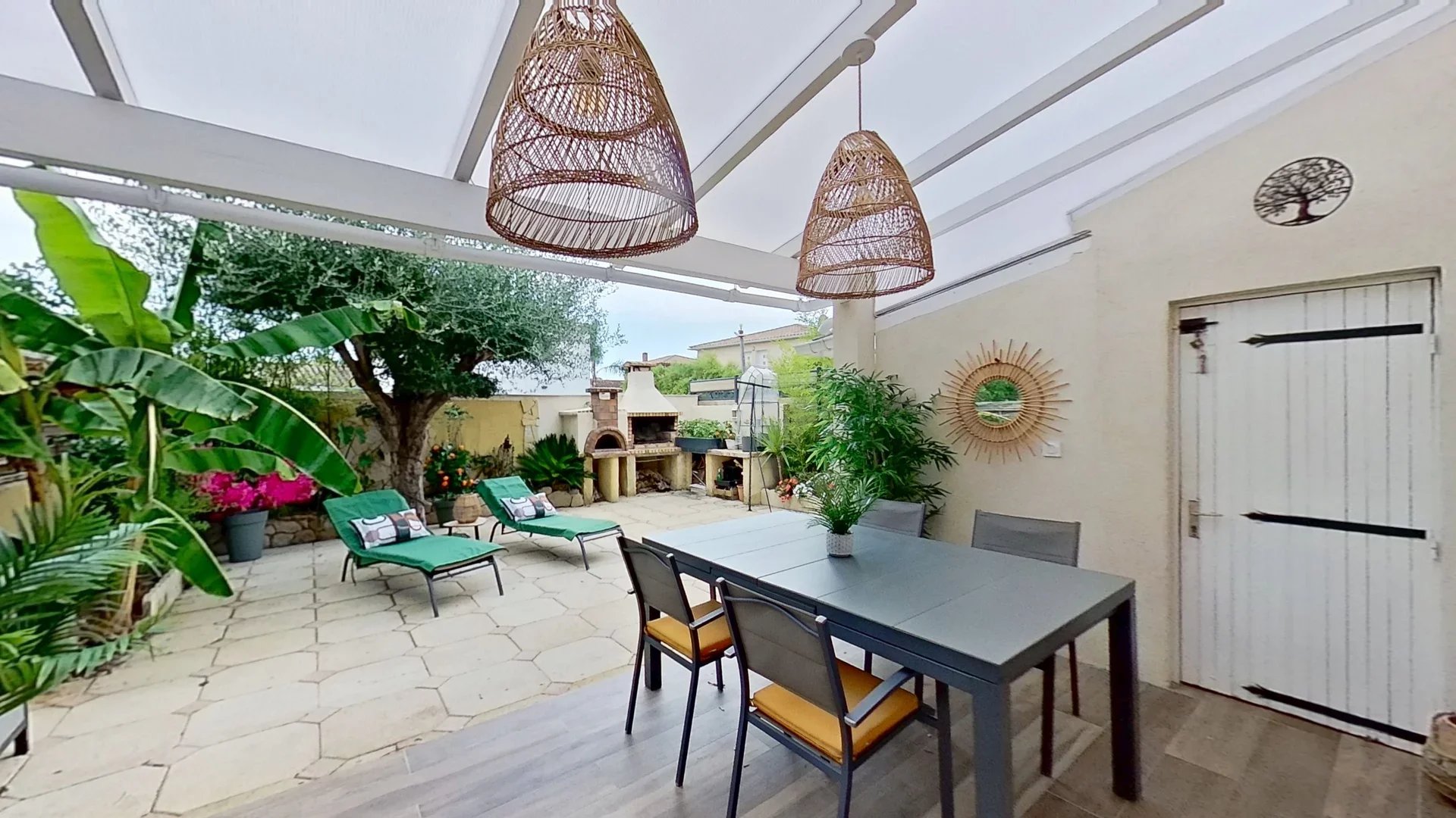 HYÈRES, PROCHE DE LA GARE – Maison avec 3 chambres, jardin, garage et stationnement