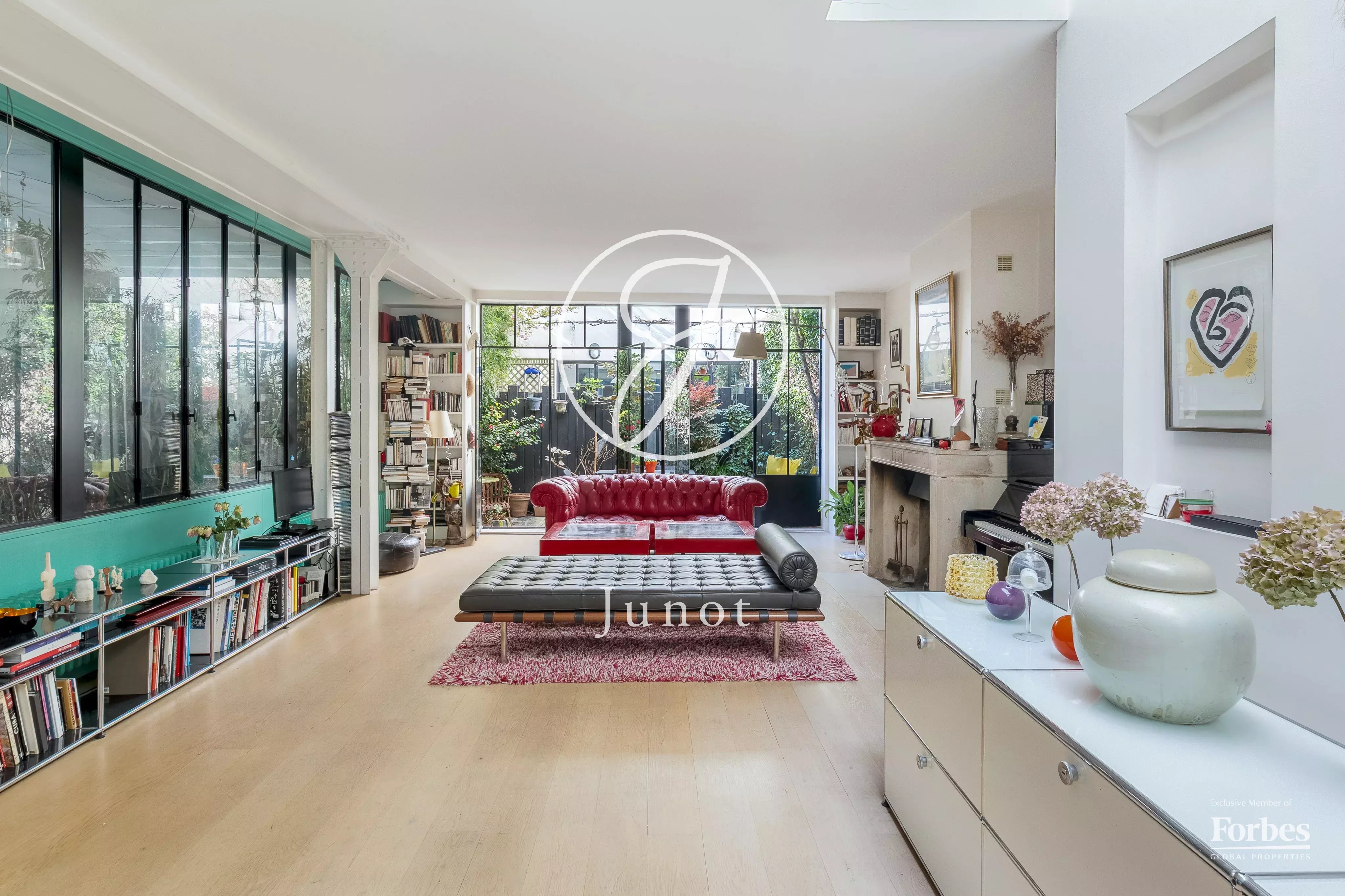 Paris 18e - CIMETIÈRE DE MONTMARTRE - Maison à vendre - 6 pièces - 166.40 m² Loi Carrez - 4/5 chambres.