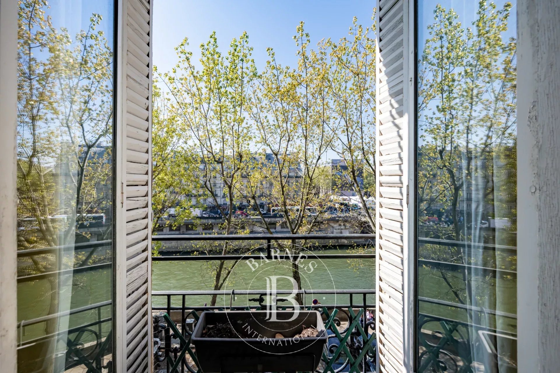 Paris  - Appartement 5 Pi&egrave;ces 2 Chambres - picture 2
