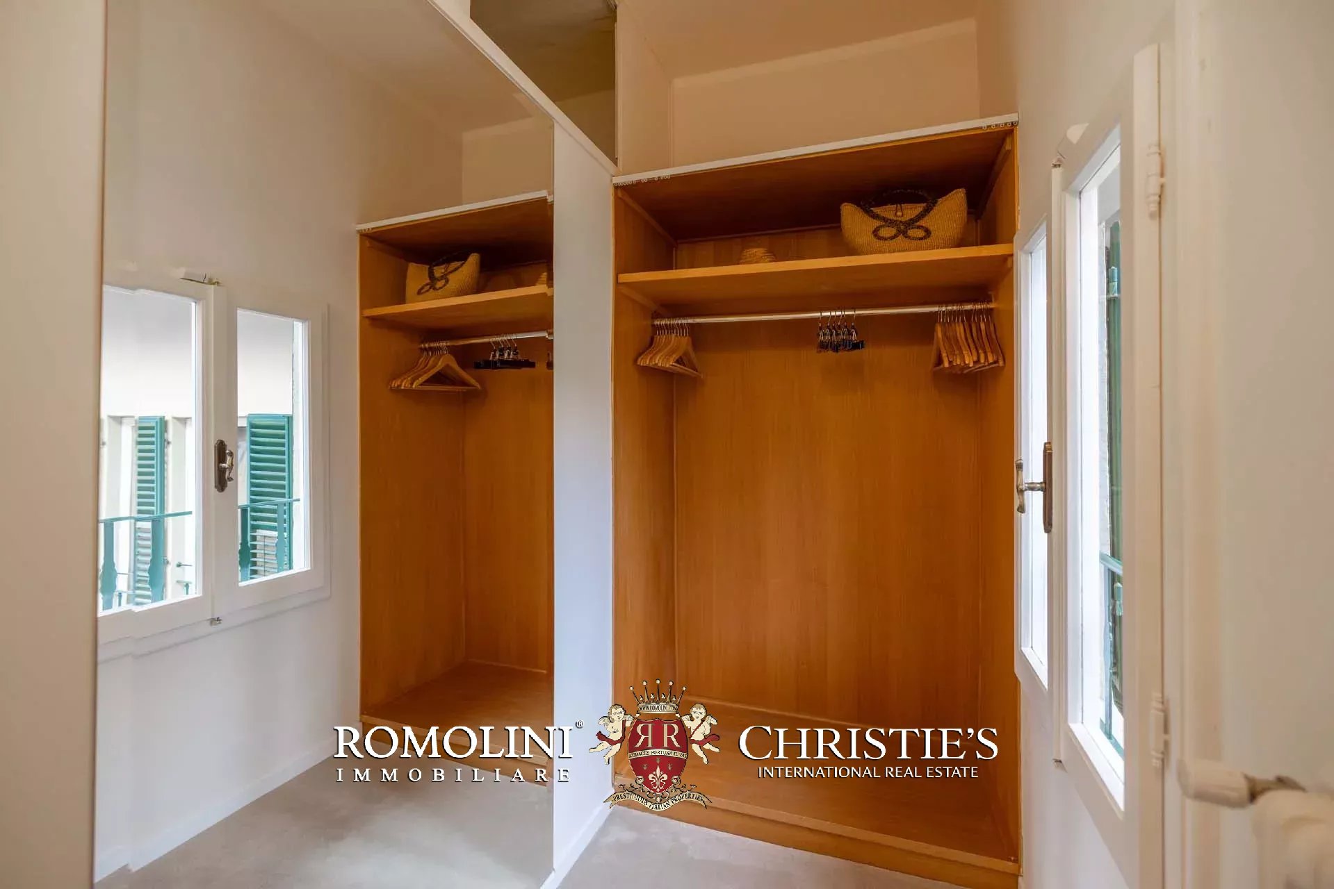 PRACHTVOLLER RESTAURIERTER PALAZZO MIT BLICK AUF DAS HISTORISCHE ZENTRUM VON FLORENZ ZU VERKAUFEN