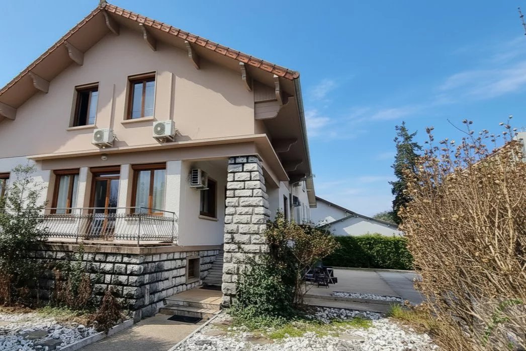 Maison de ville 240 m² : opportunité rare pour activité professionnelle sur 3 niveaux.