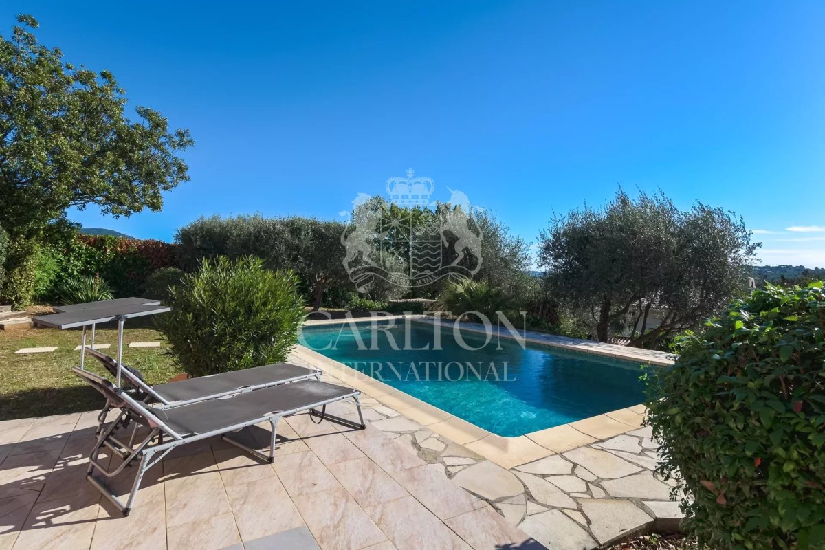 Villa with pool and a view of the hills
