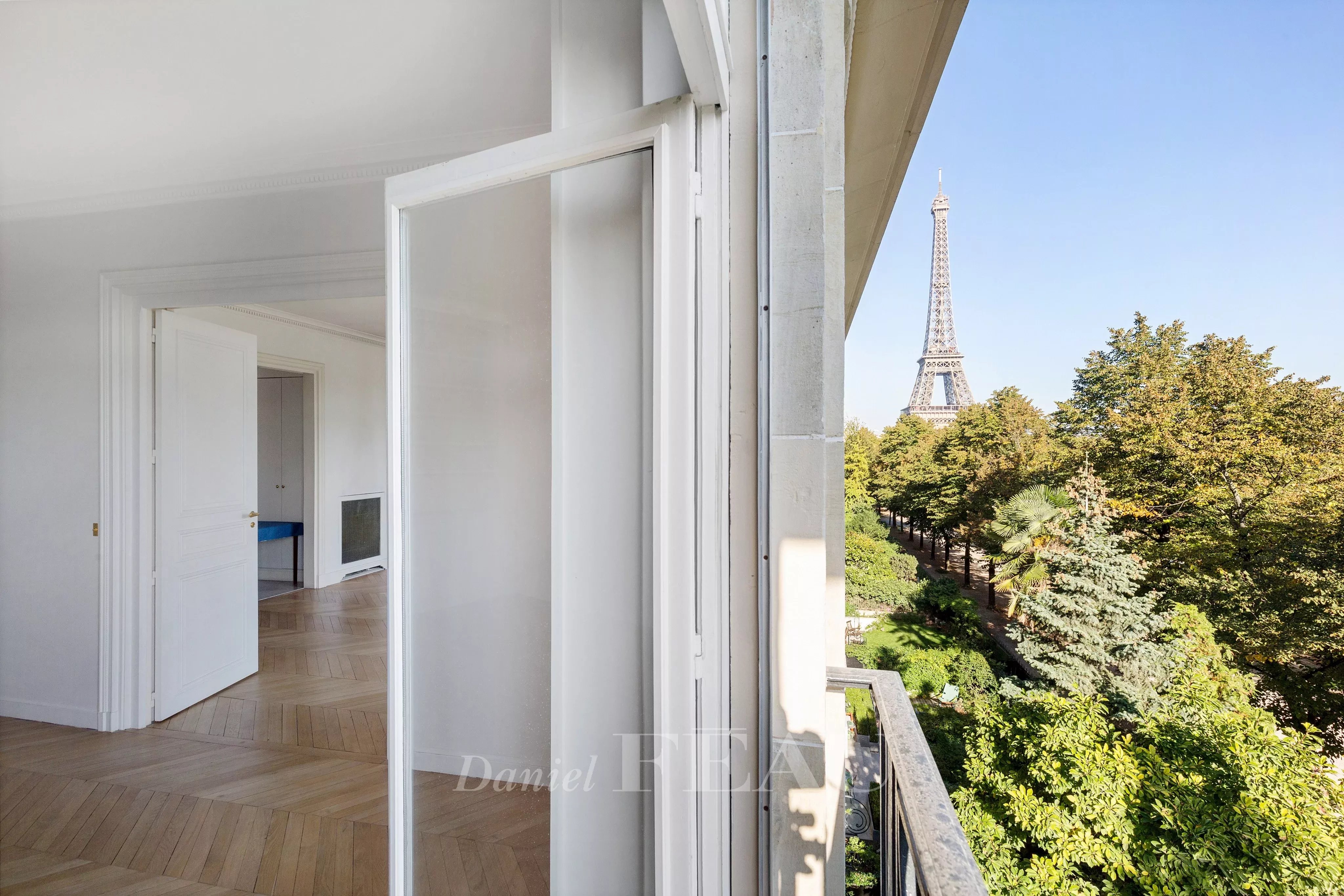 vue Tour Eiffel et arbres du Champ-de-Mars 