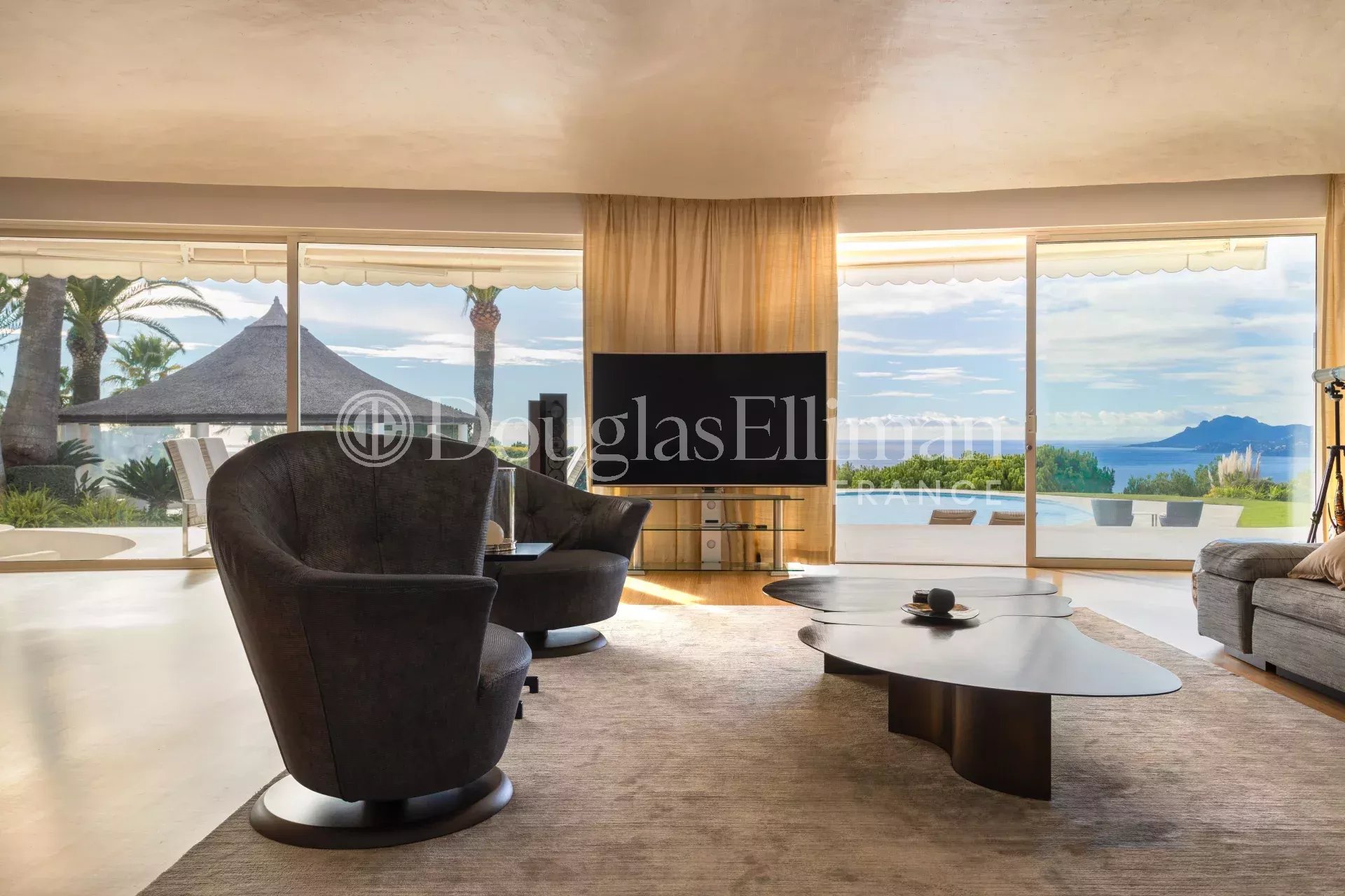Cannes – Unique propriété de l&rsquo;architecte Jacques Couëlle avec vue mer panoramique sur la baie de Cannes et l&rsquo;Esterel - Image nᵒ3