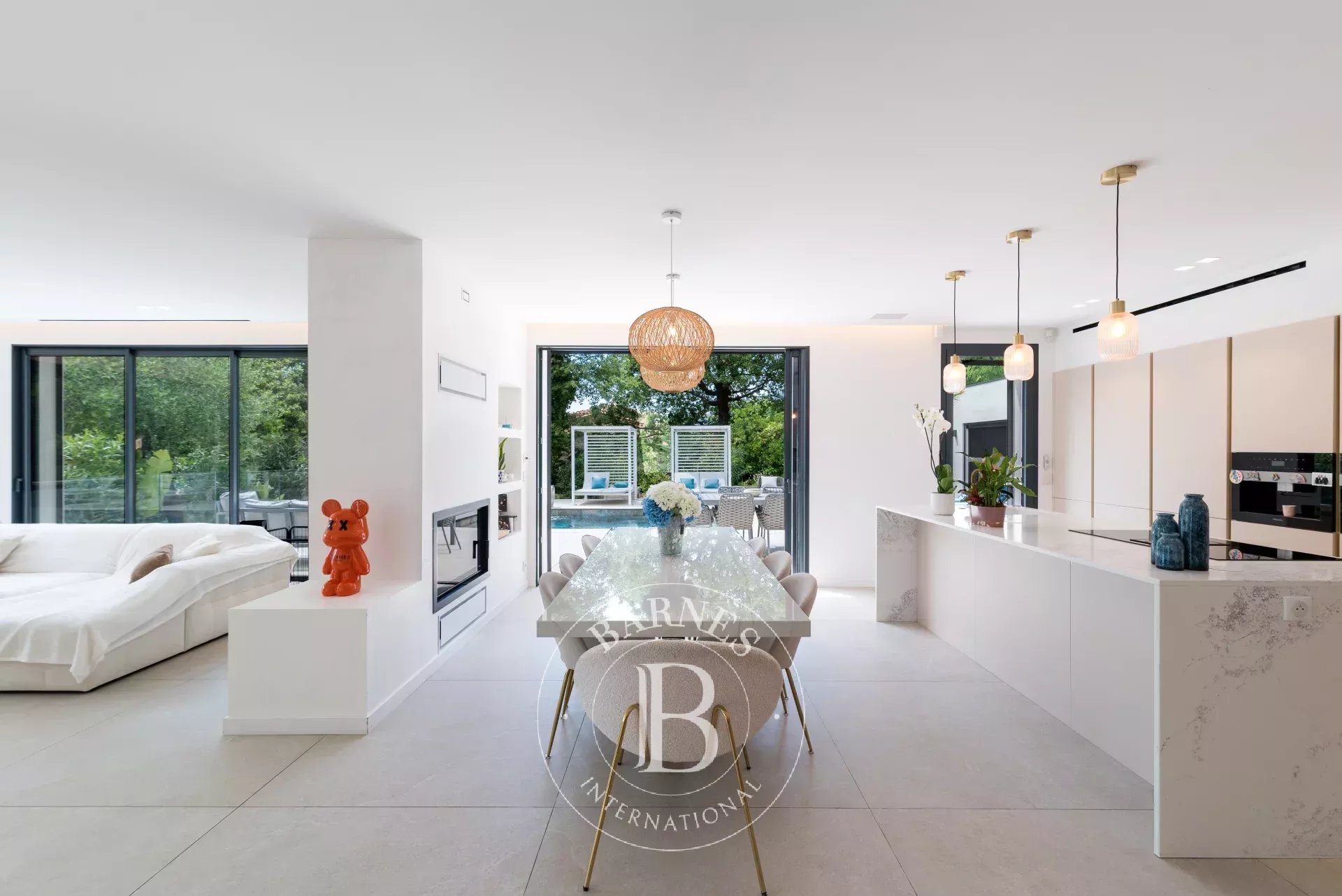 Stunning Contemporary Home – 5 Bedrooms – Smart Home – Pool – Independent Studio - picture 12