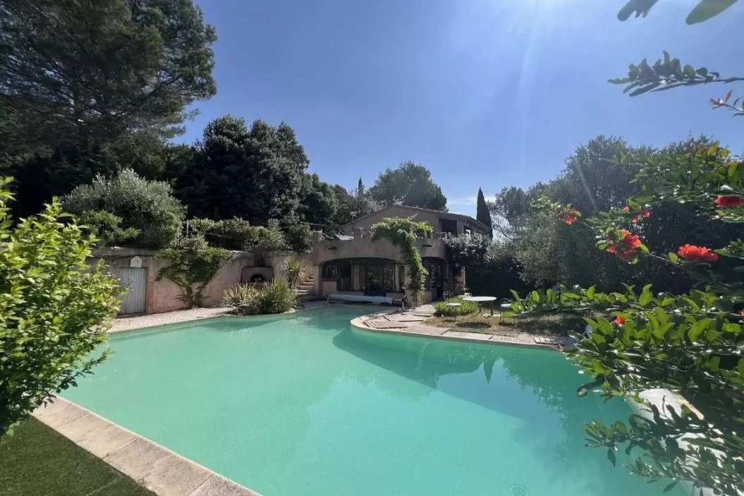 Jolie maison dans un cocon de verdure!