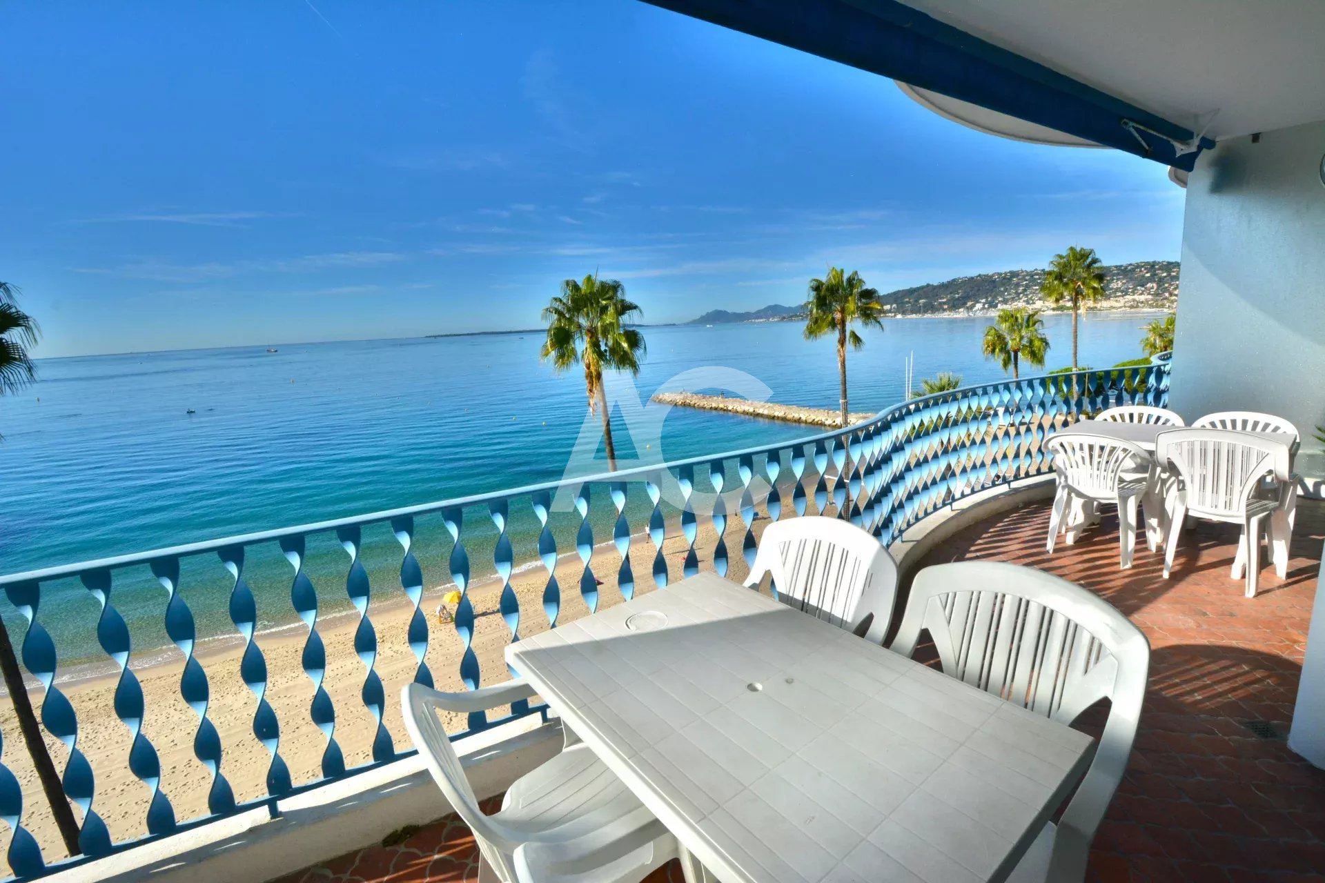 JUAN-LES-PINS - FRONT DE MER AVEC TROIS CHAMBRES