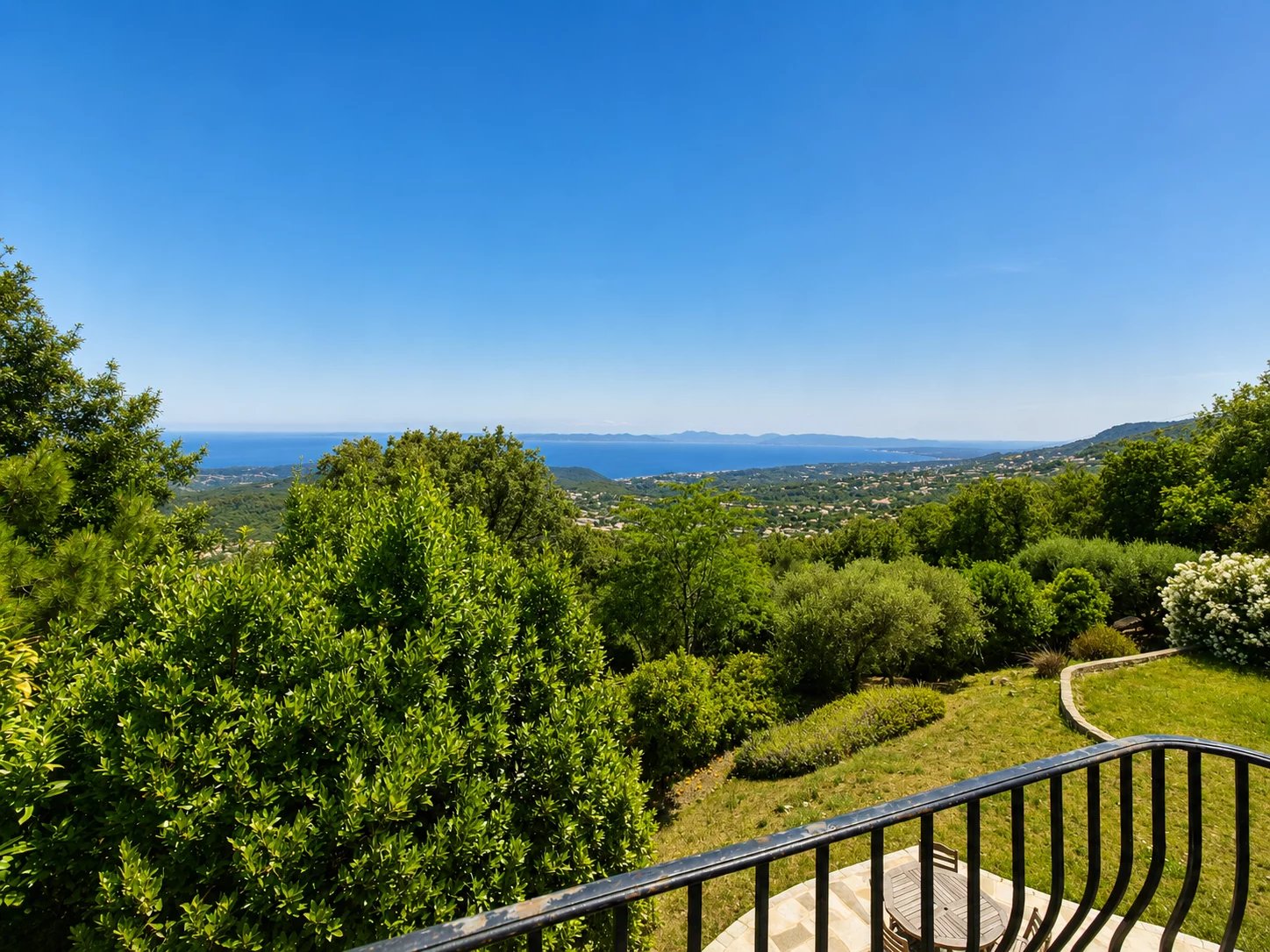  Image of Villa - 6 Bedrooms - 6 Bathrooms for Sale in Alpes-Maritimes-Vence-France, Image 19