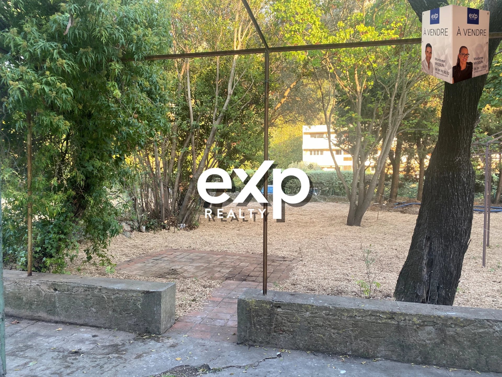 Petit Maison- Bas de Villa - Plain pied - T2 - 36  m²  - Jardin 80 m²  - 2 Places de Parking  / Les Moulins