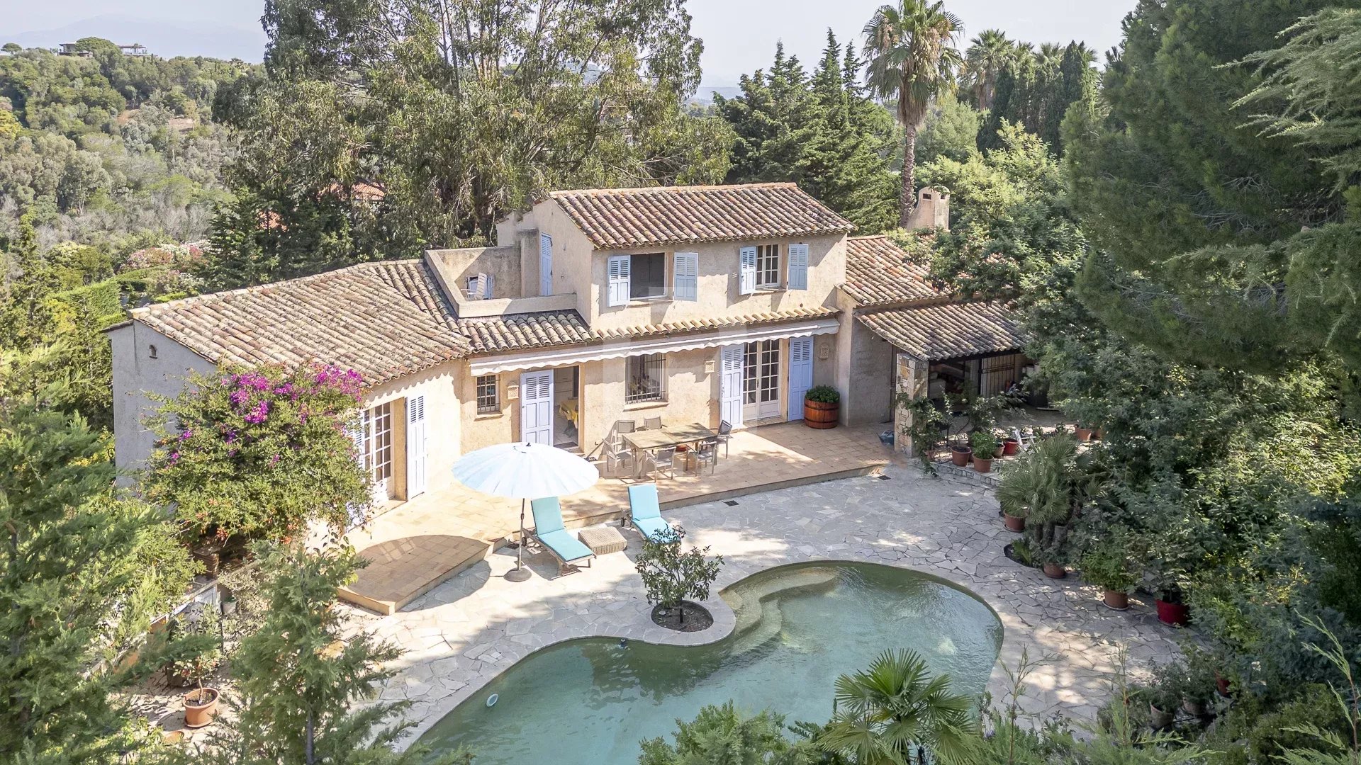 Charmante villa d'environ 293m2 sur les hauteurs de Super Cannes, à la vente en exclusivité