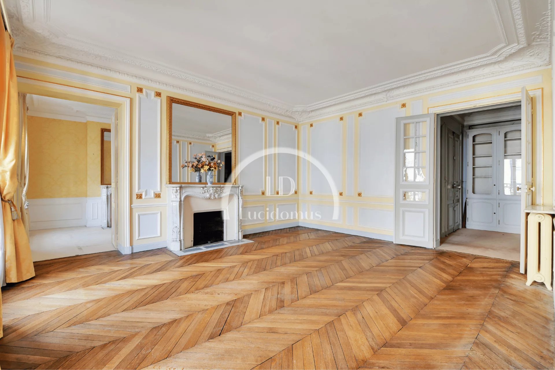 Galliera - Rare bien de standing de 6 pièces de 154,40m² carrez, au 3ème étage avec ascenseur, lumineux et traversant avec balcon + 2 ch. de service.