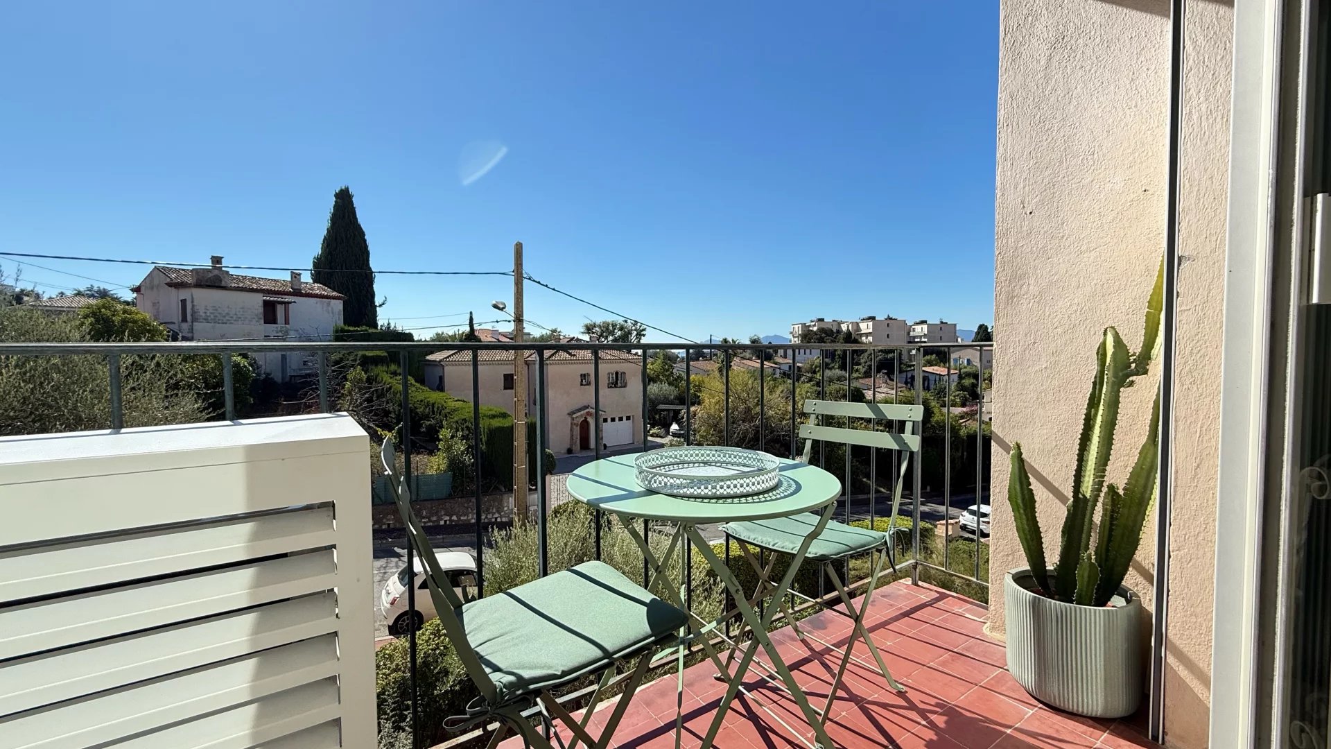 Bright 3-bedroom apartment in Cannes Montfleury with cellar and parking space