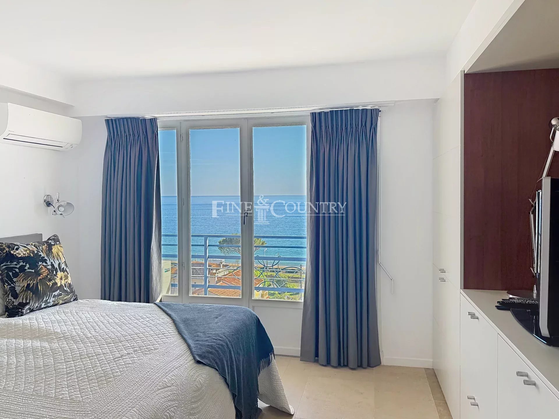 Photo of Apartment for sale in Cannes Plages du Midi Croix des Gardes with panoramic sea view