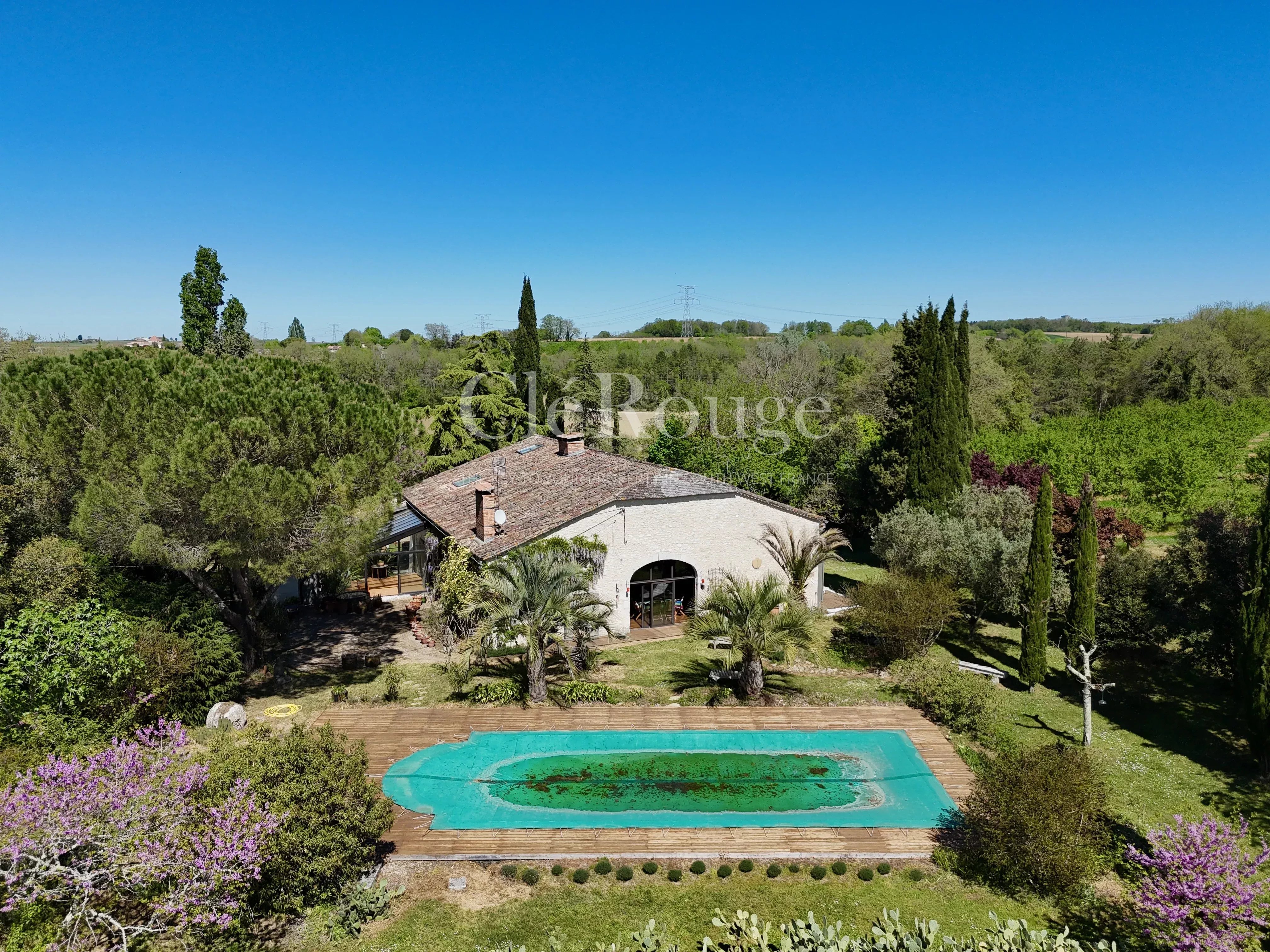 Duras – Stone property with amzing views and swimming pool