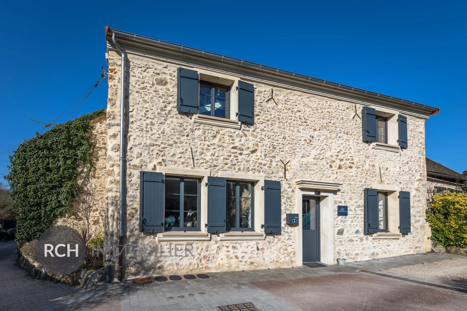 Jouars-Pontchartrain - Idéal investisseur ! Maison ancienne divisée en 4 appartements parfaitement rénovés