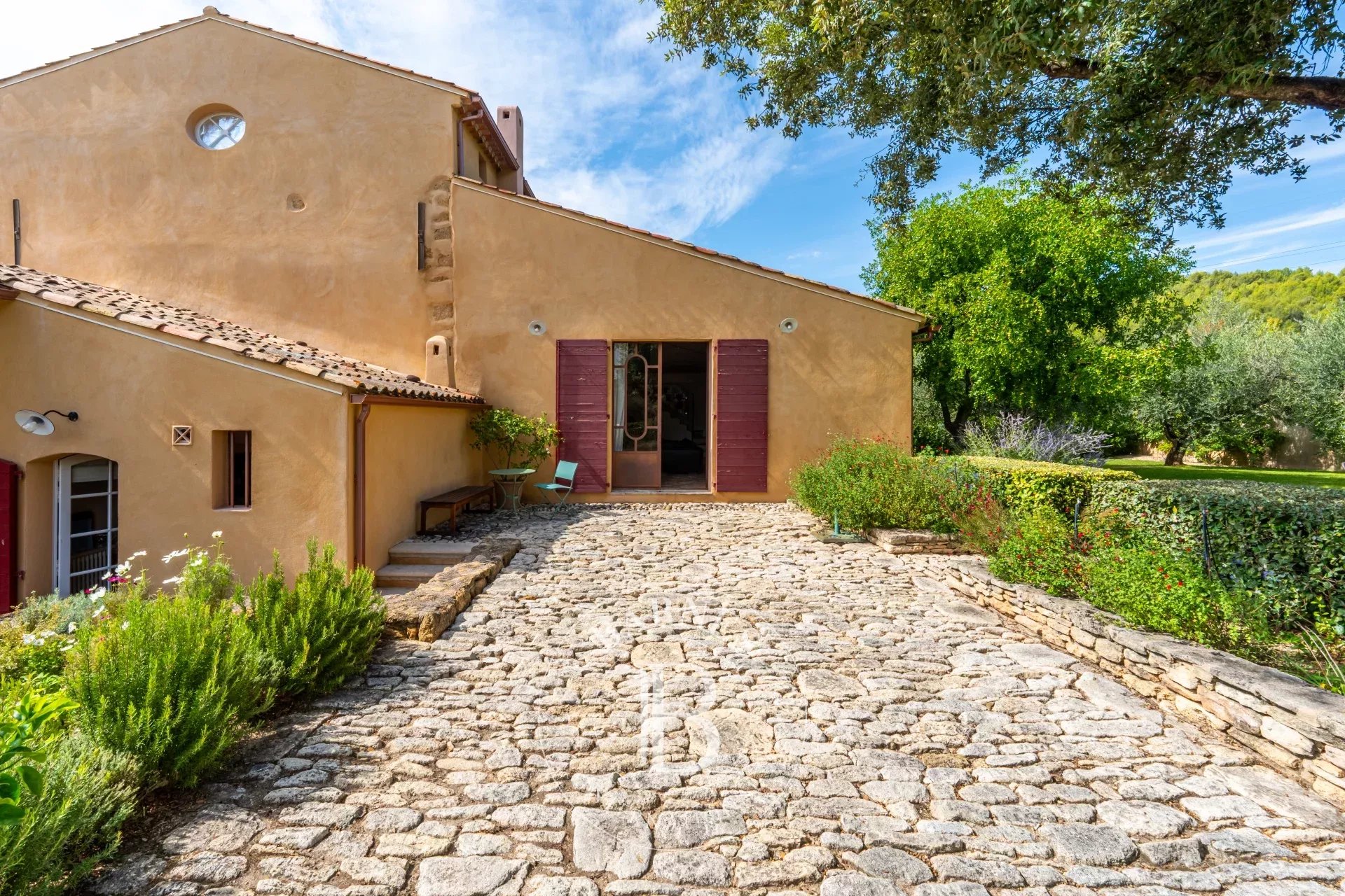 AIX-EN-PROVENCE – WINE ESTATE – 150 m² HOUSE – 3 BEDROOMS – GARDEN – POOL