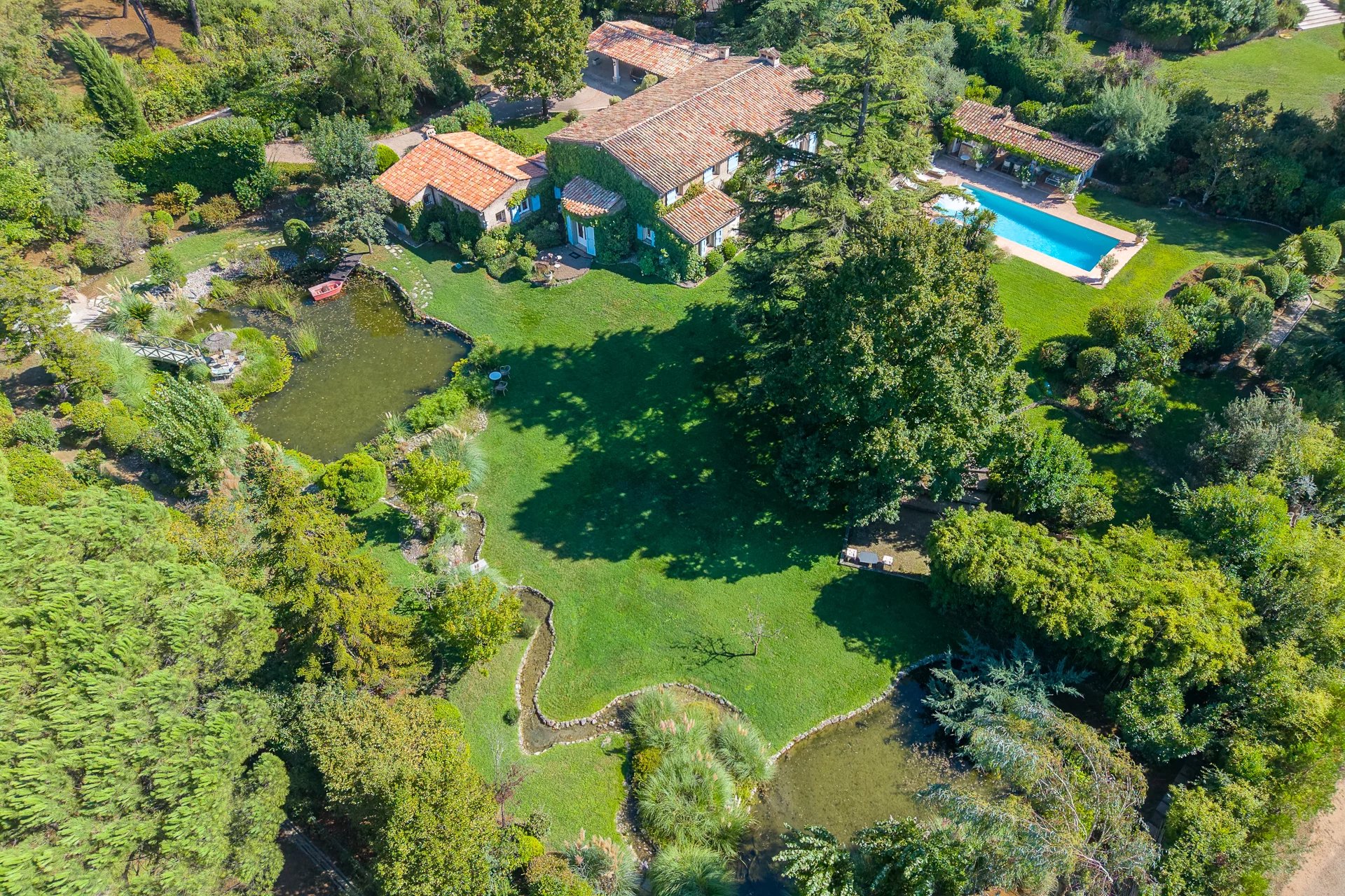 Provençal villa in a secured estate
