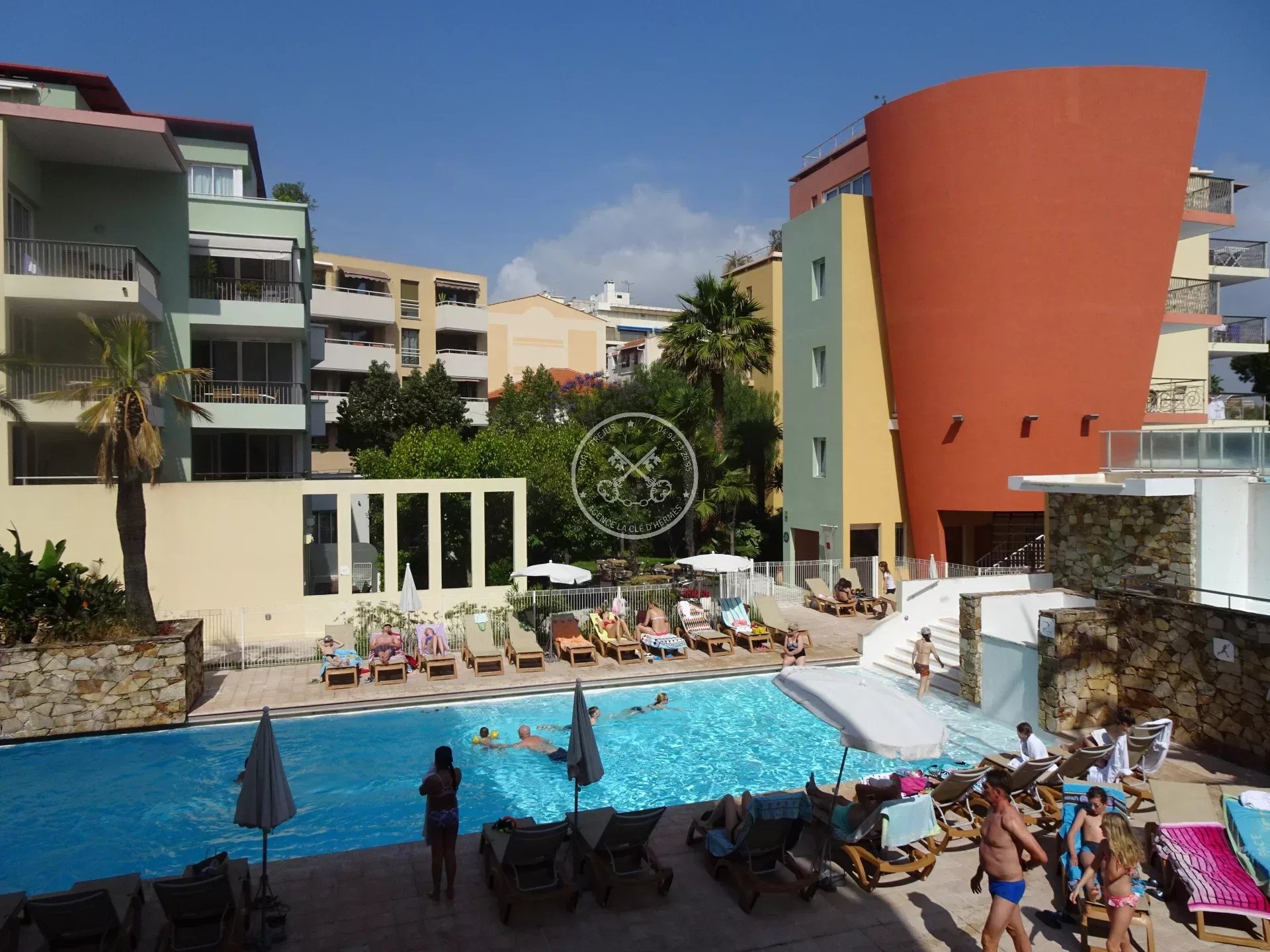 Antibes - Joli T2 avec parking dans résidence sécurisée avec piscine!