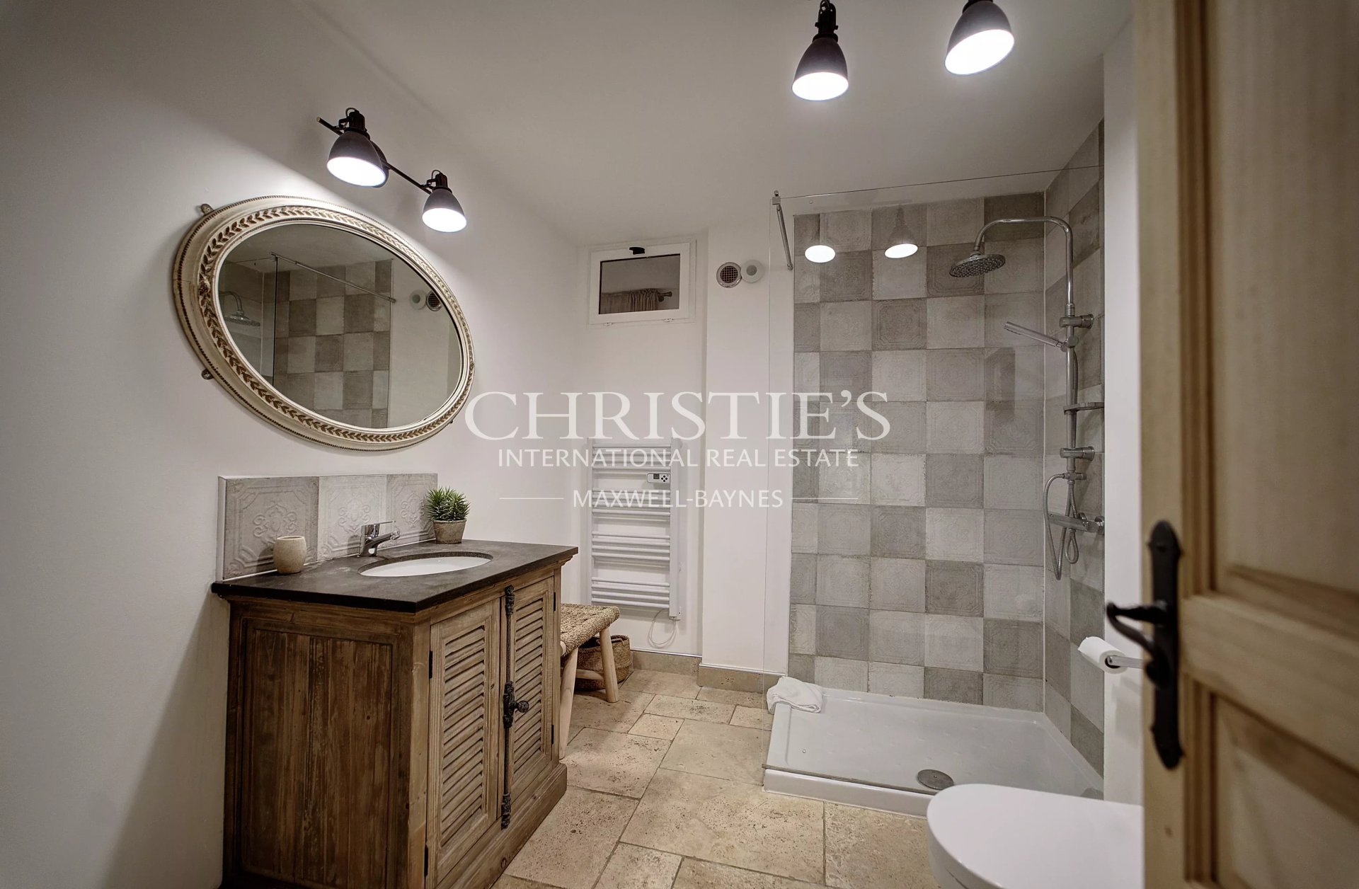 10 Bedroom Villa/Townhouse's Image 26