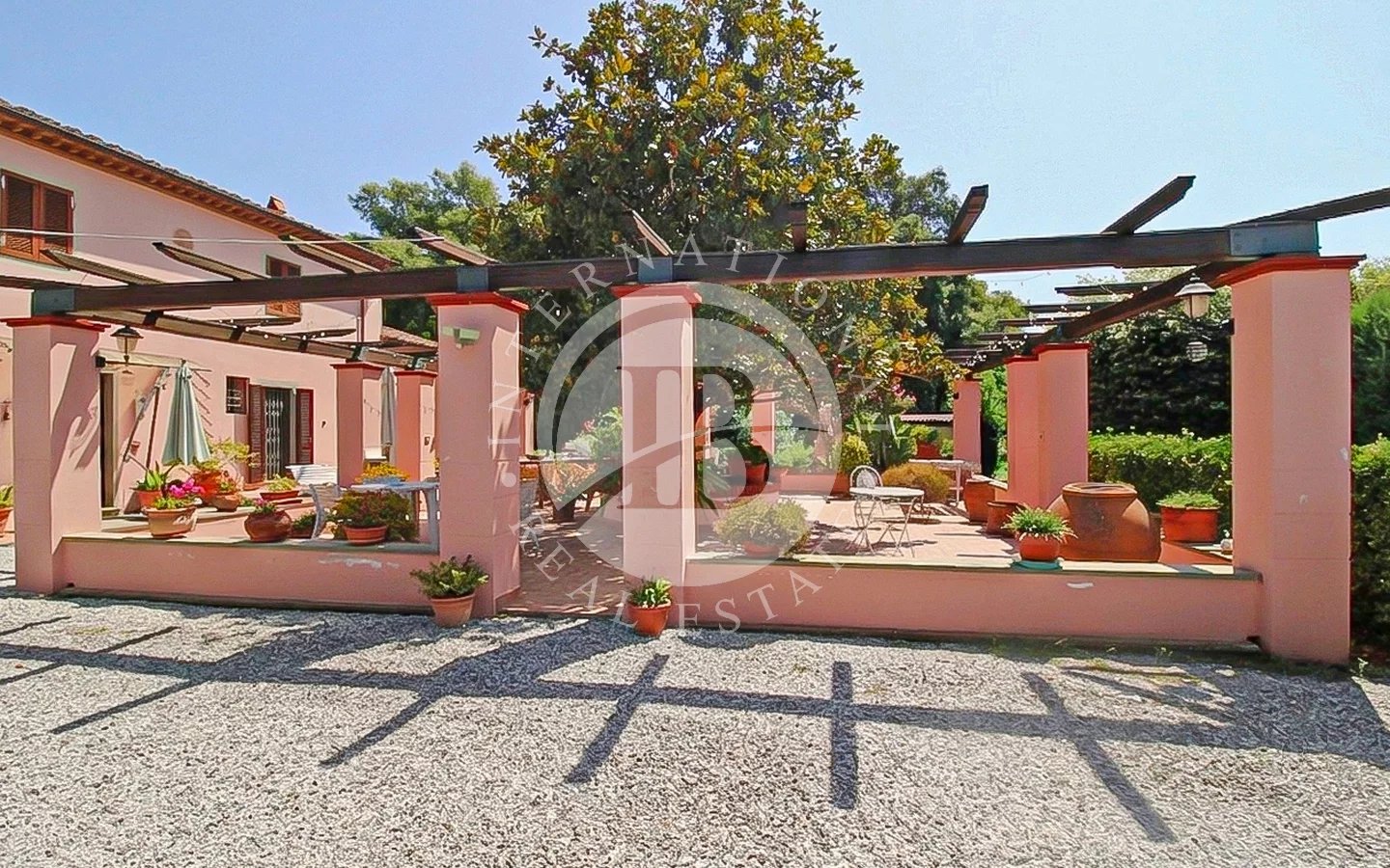 Villa in Mezzana - Image 2