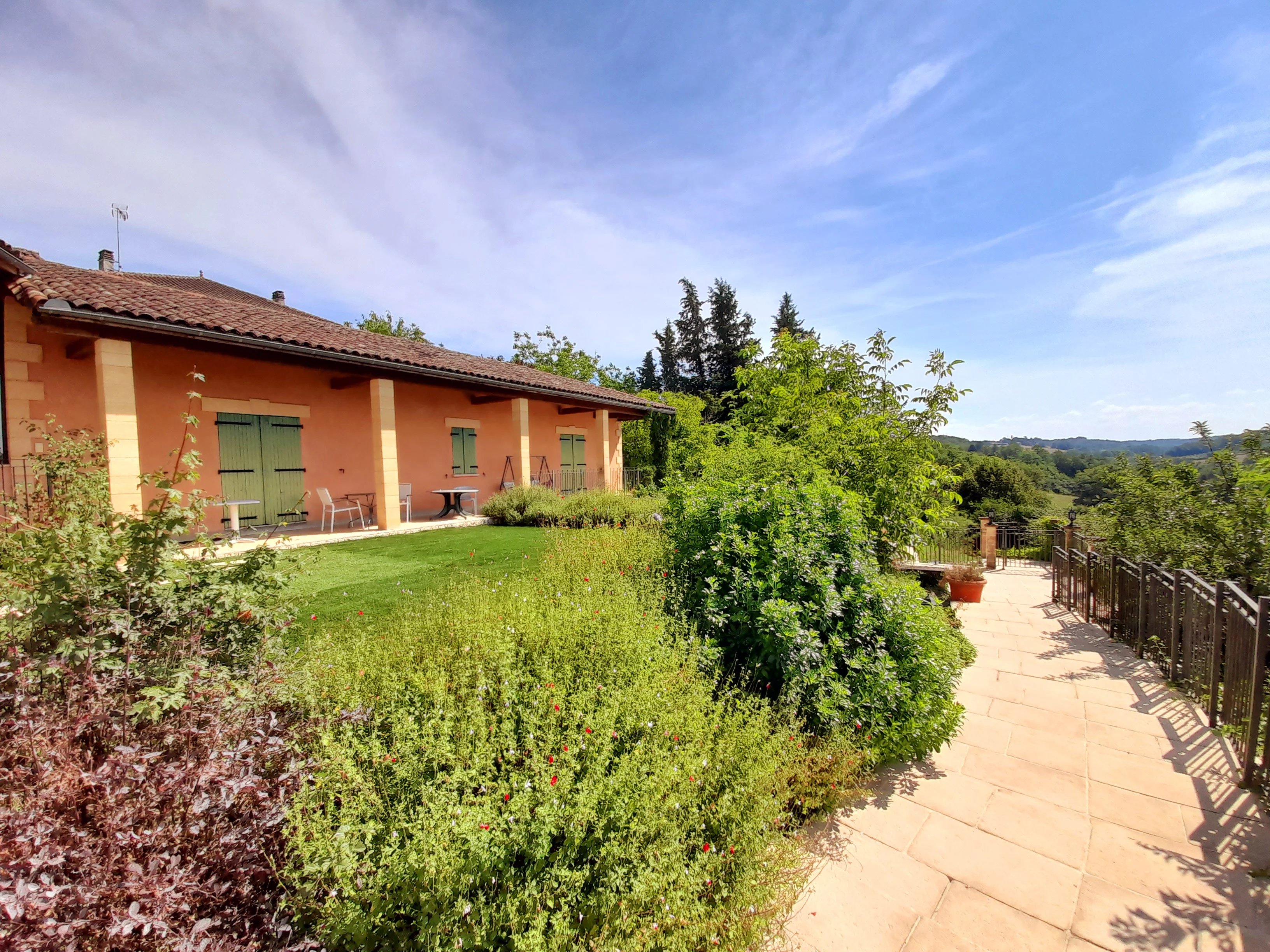 Charming Spacious Village Home with Pool and Panoramic Views, Walking Distance to Monpazier