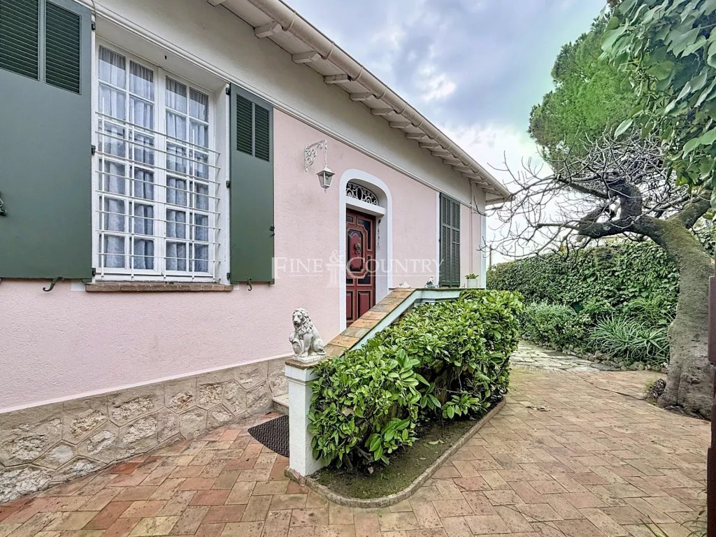 Villa for sale in Cannes — Charming town house For Sale - Cannes Petit Juas