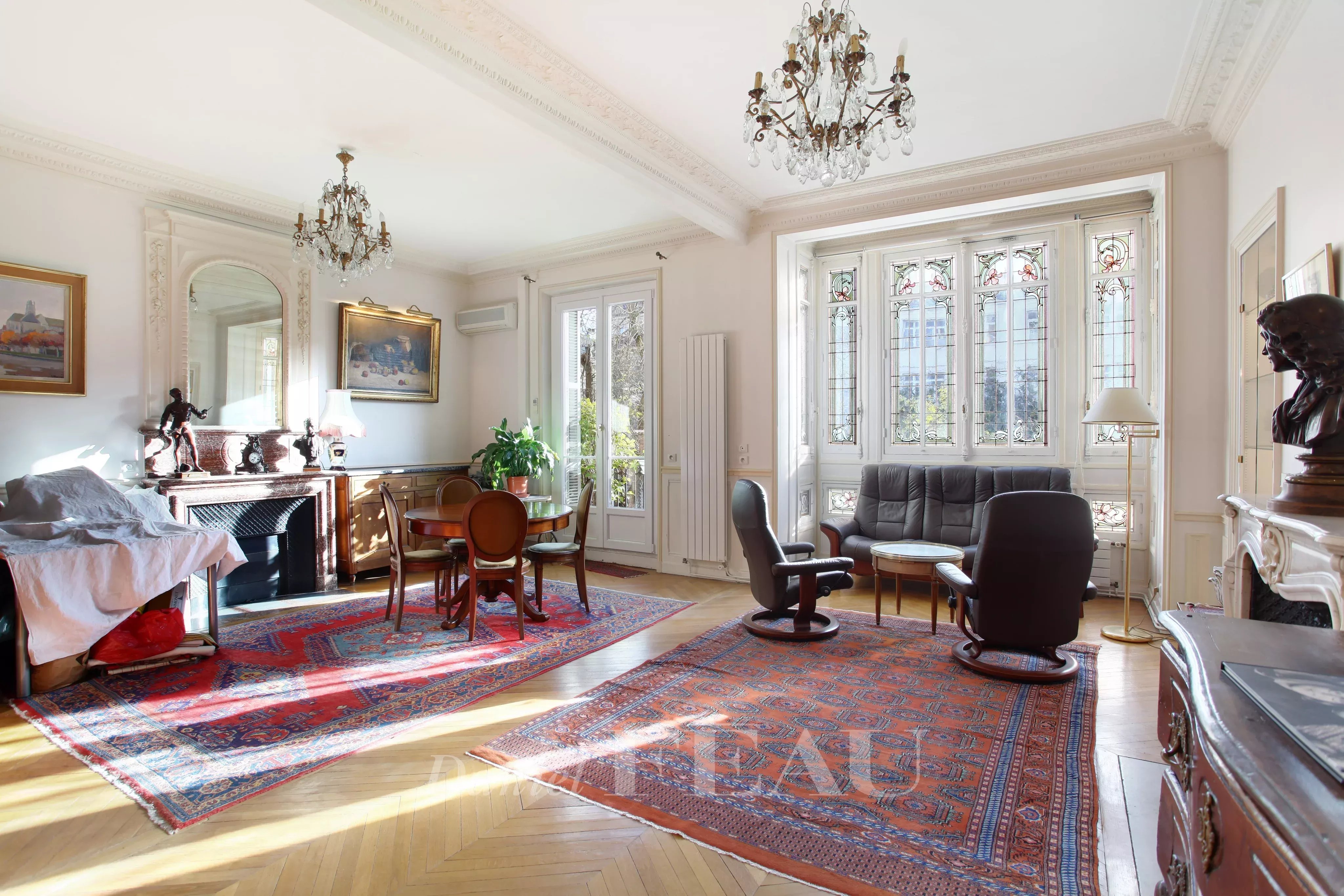 Séjour, parquet, moulures, cheminée 