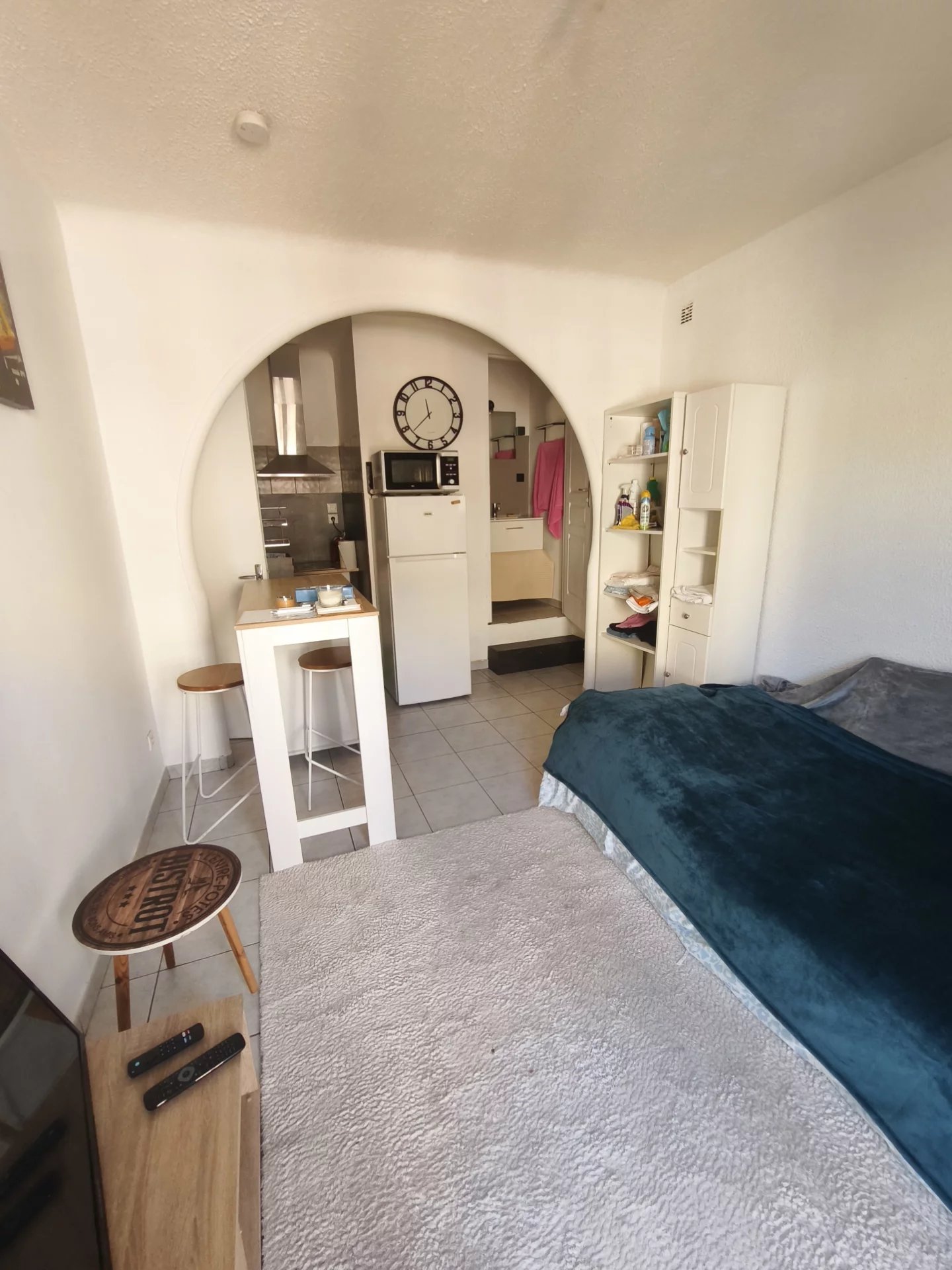Studio meublé rénové 19 m2 avec balcon   1er et dernier étag