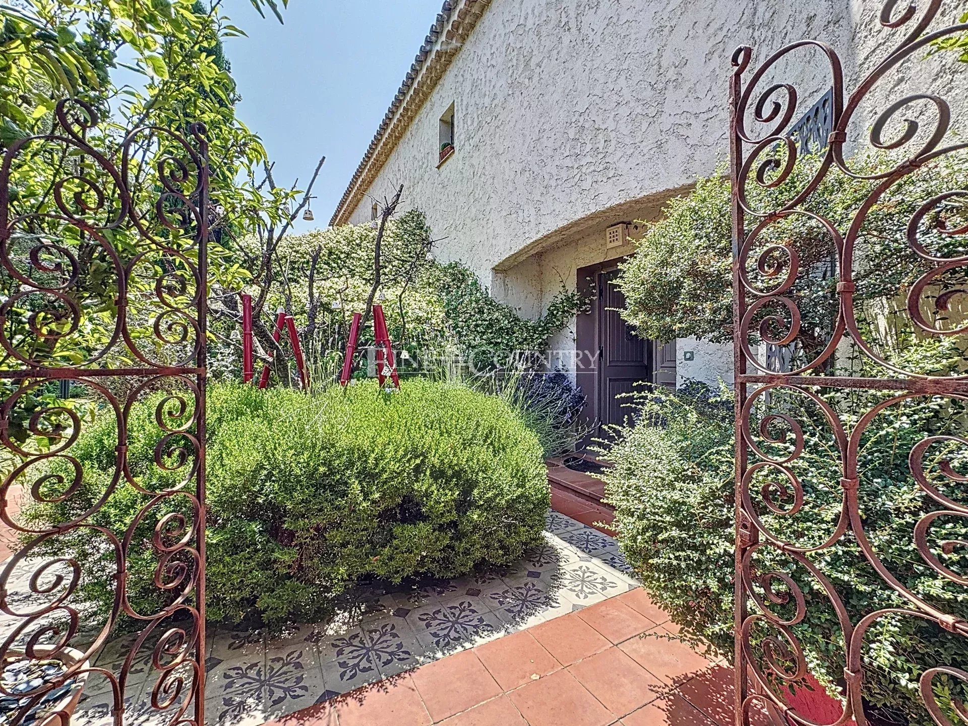 Photo of Villa for sale near Levens with swimming pool