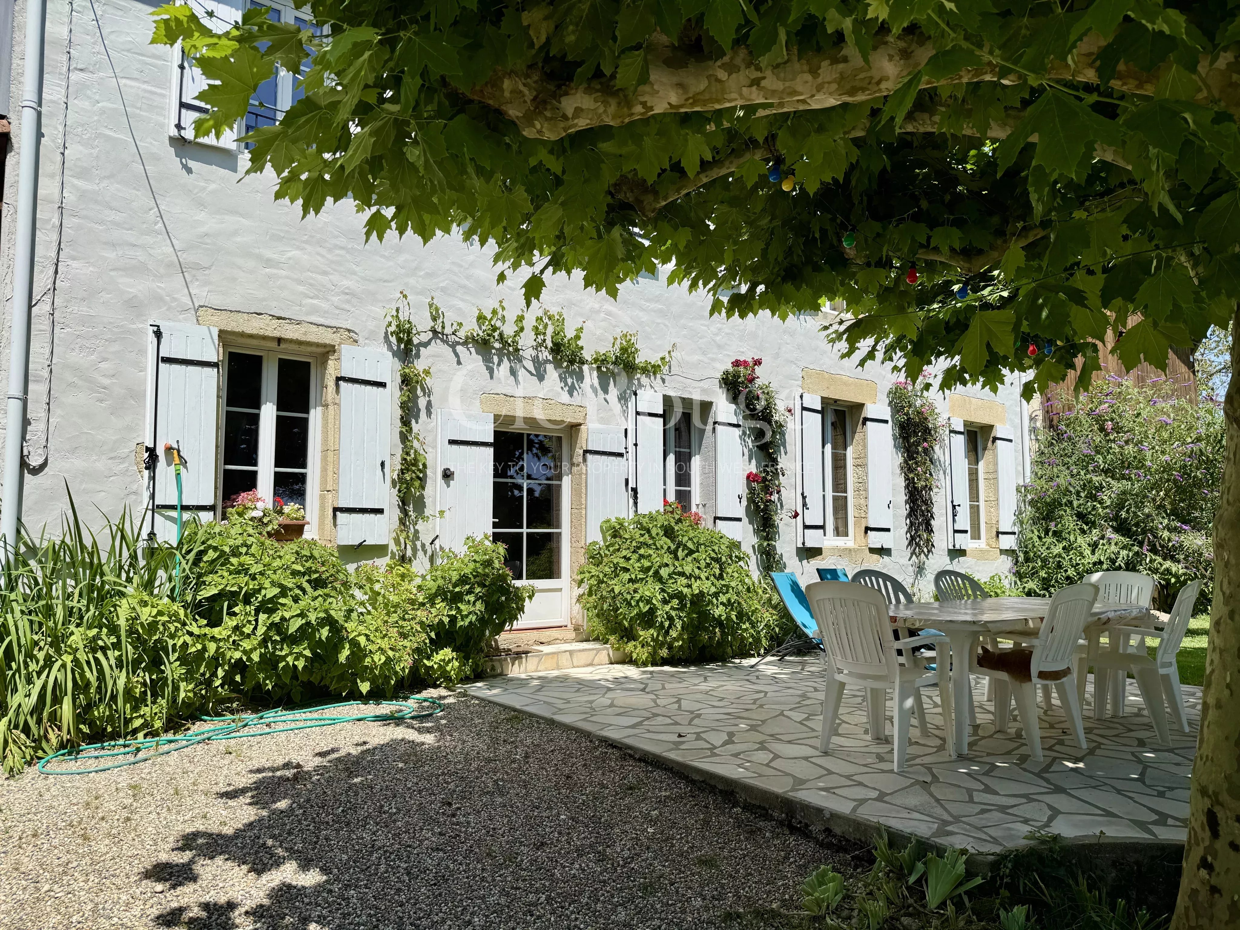 Beautiful property consisting of three houses, barns and swimming pool, just 50 minutes from Bordeaux