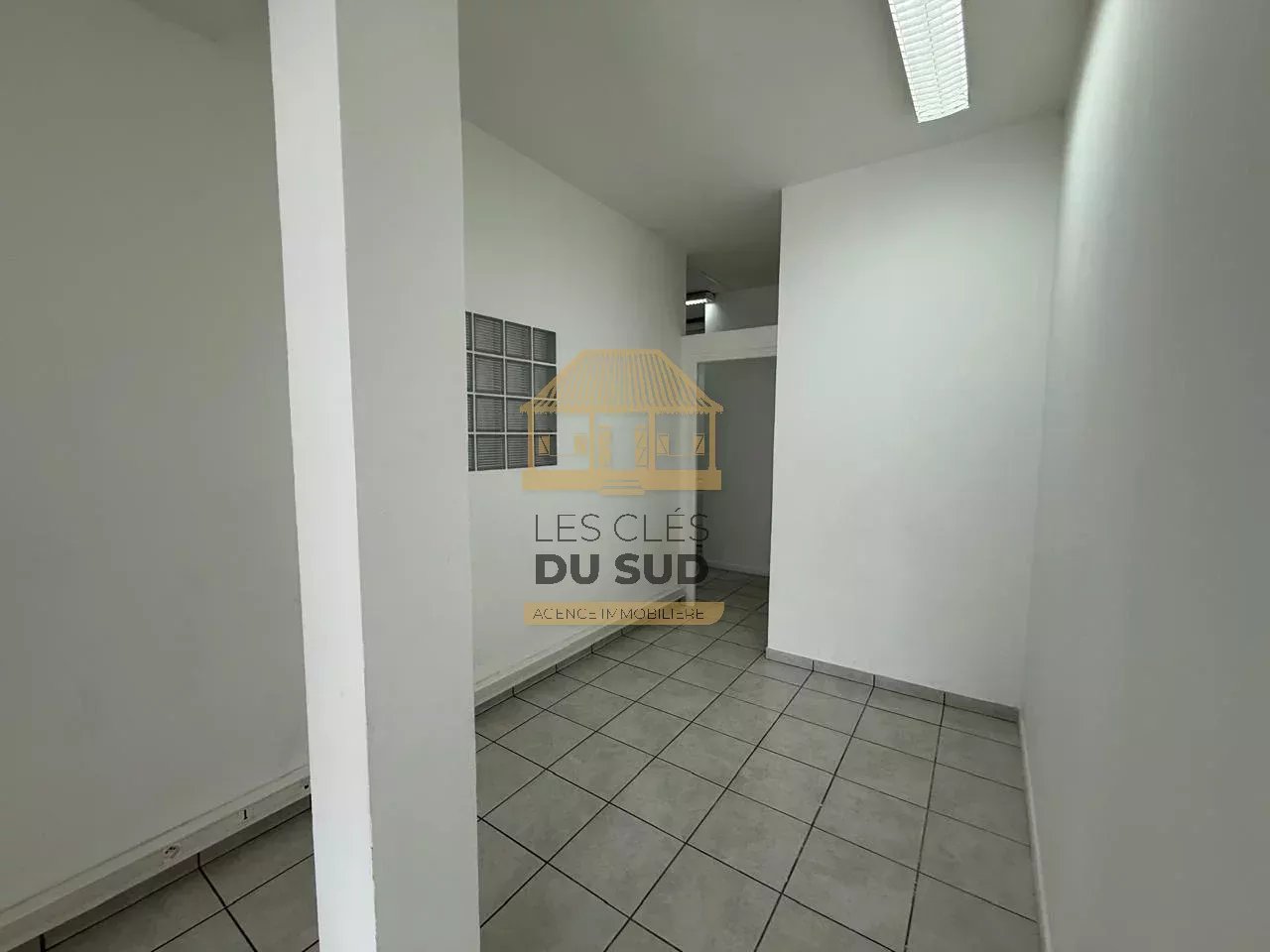 À LOUER - LOCAL PROFESSIONNEL DE 60,30 m2 - SAINT JOSEPH - 800 € HORS CHARGES