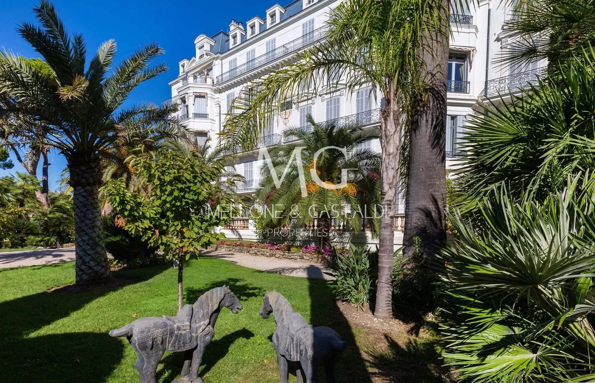 CANNES – CENTRE-VILLE – APPARTEMENT BOURGEOIS 200 m² – TERRASSE – GARAGE