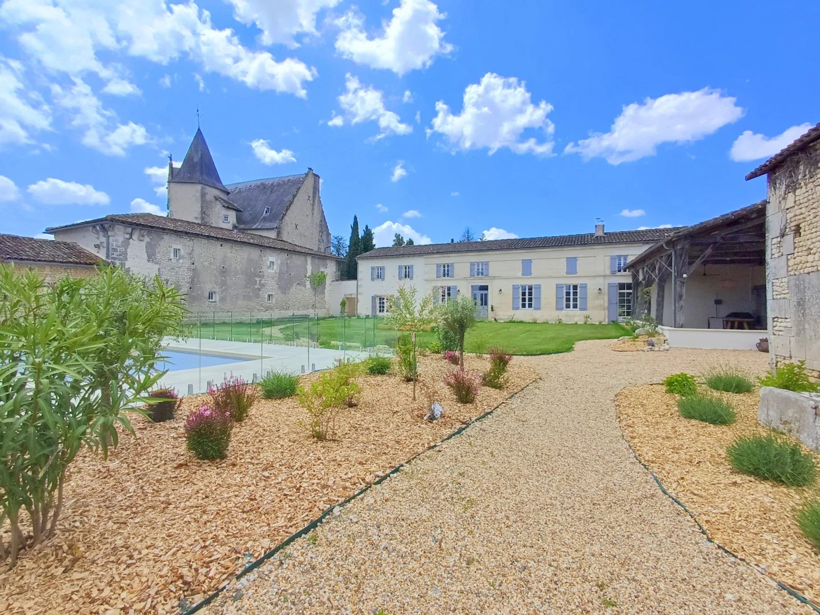 Maison de maître récemment rénovée avec 4 chambres, 4 salles de bain et une piscine chauffée.