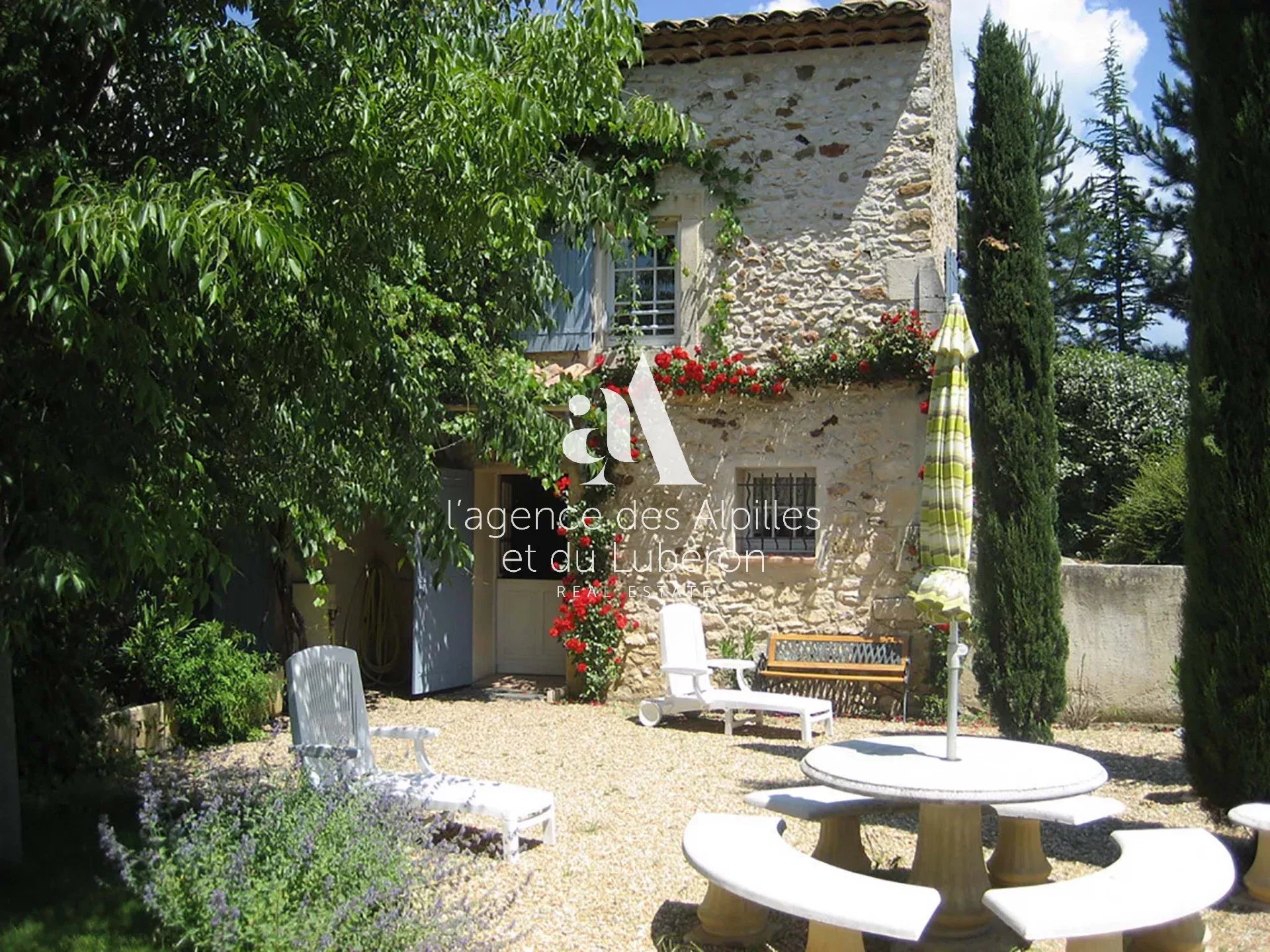 VILLARS - AUTHENTIQUE PIGEONNIER  AVEC PISCINE ET ÉCURIE