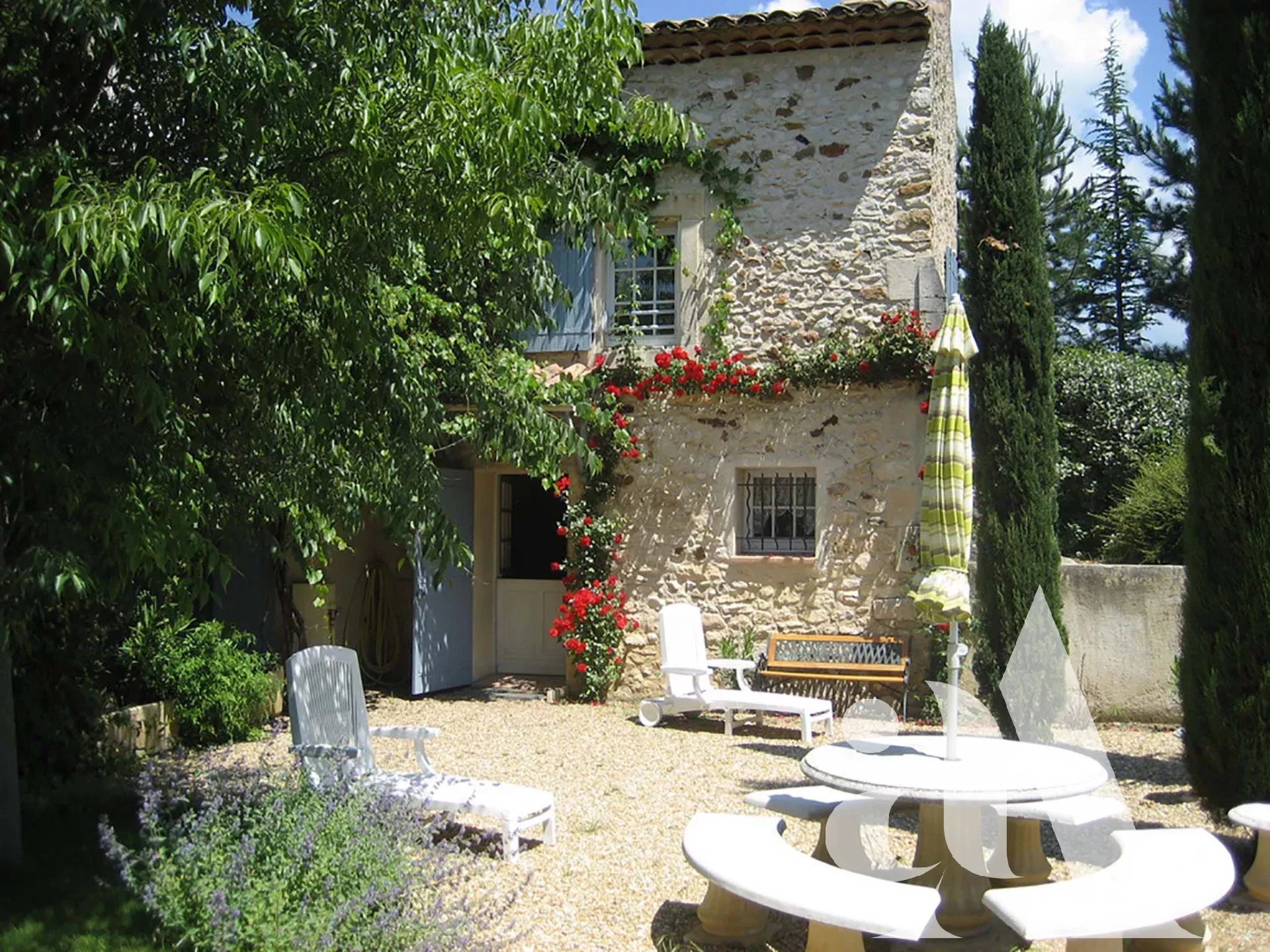 VILLARS - AUTHENTIQUE PIGEONNIER  AVEC PISCINE ET ÉCURIE