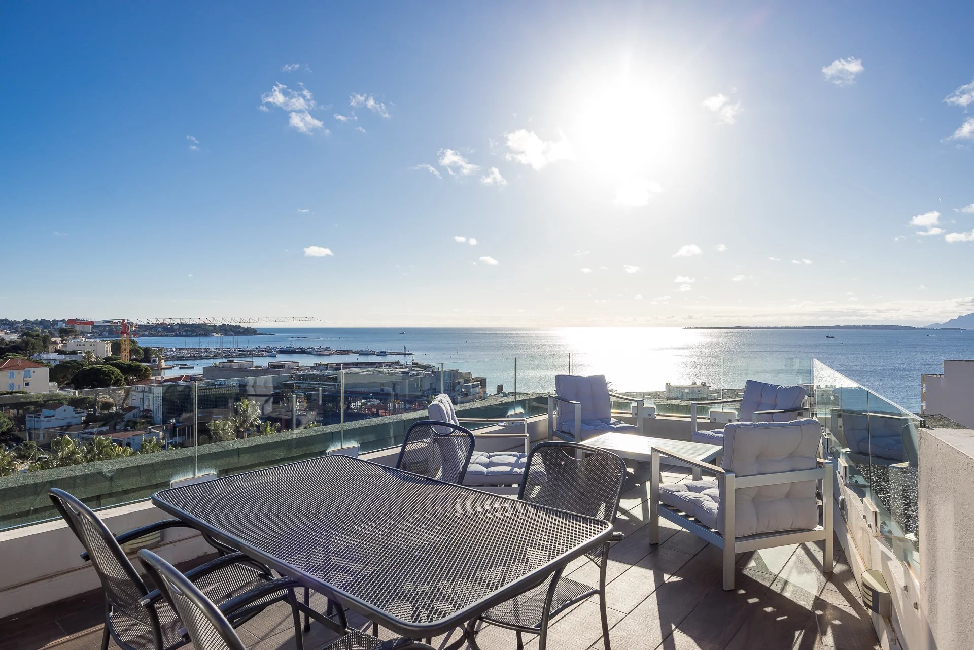 Exceptional – Top Floor Apartment with Rooftop Terrace, Juan-les-Pins City Center