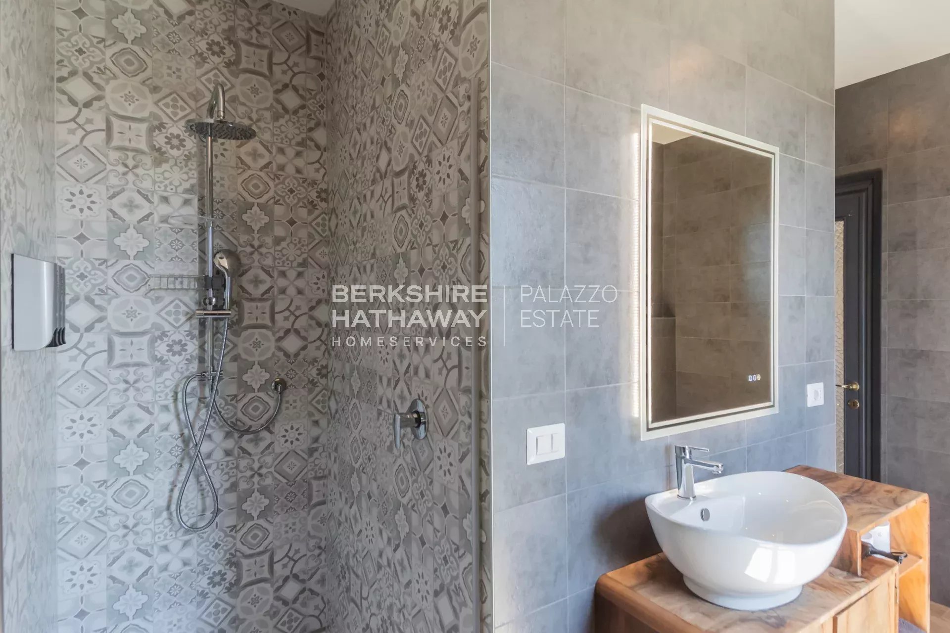 Villa bifamiliare con giardino a Biandronno, a pochi passi dal Lago di Varese