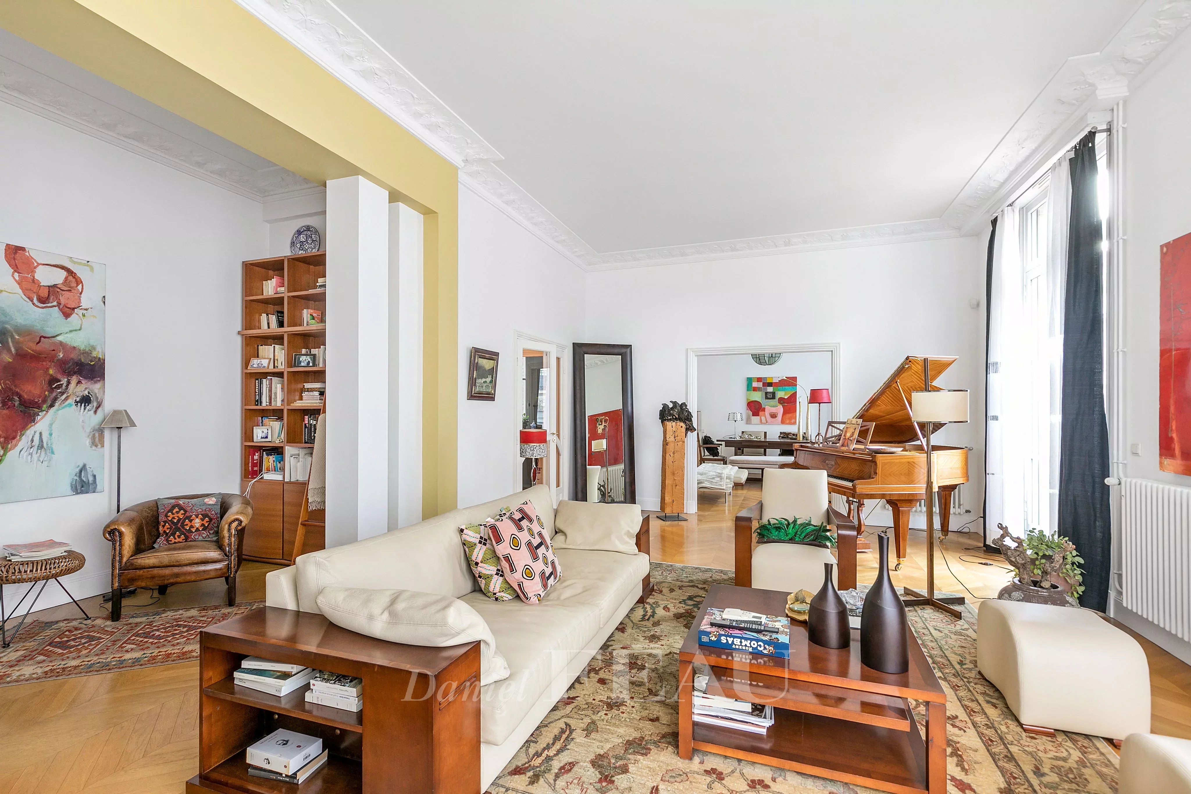 Living room, herringbone parquet flooring, mouldings, high ceiling