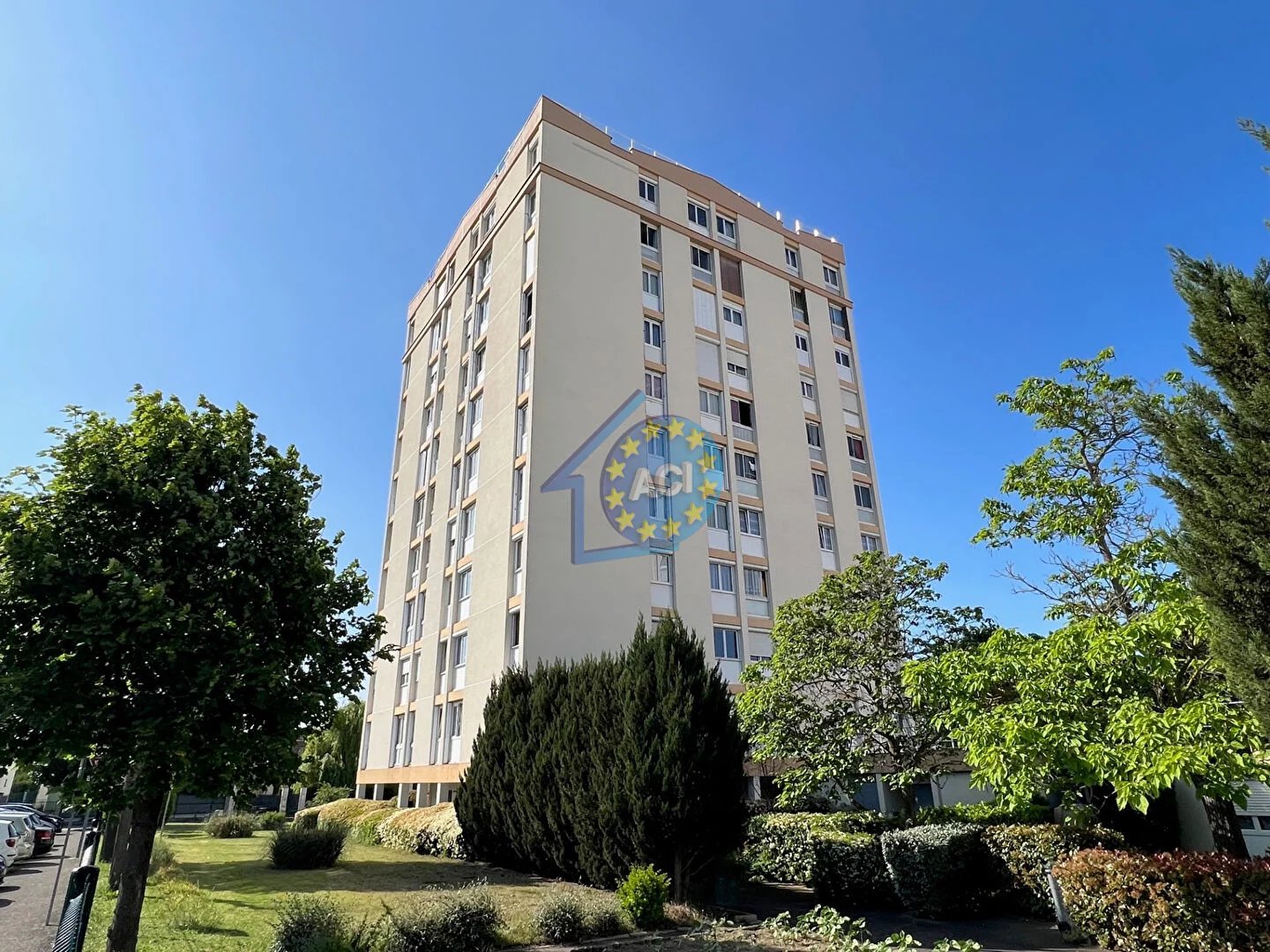 Appartement Mantes La Ville 4 pièces 72.83m², 2 caves, box