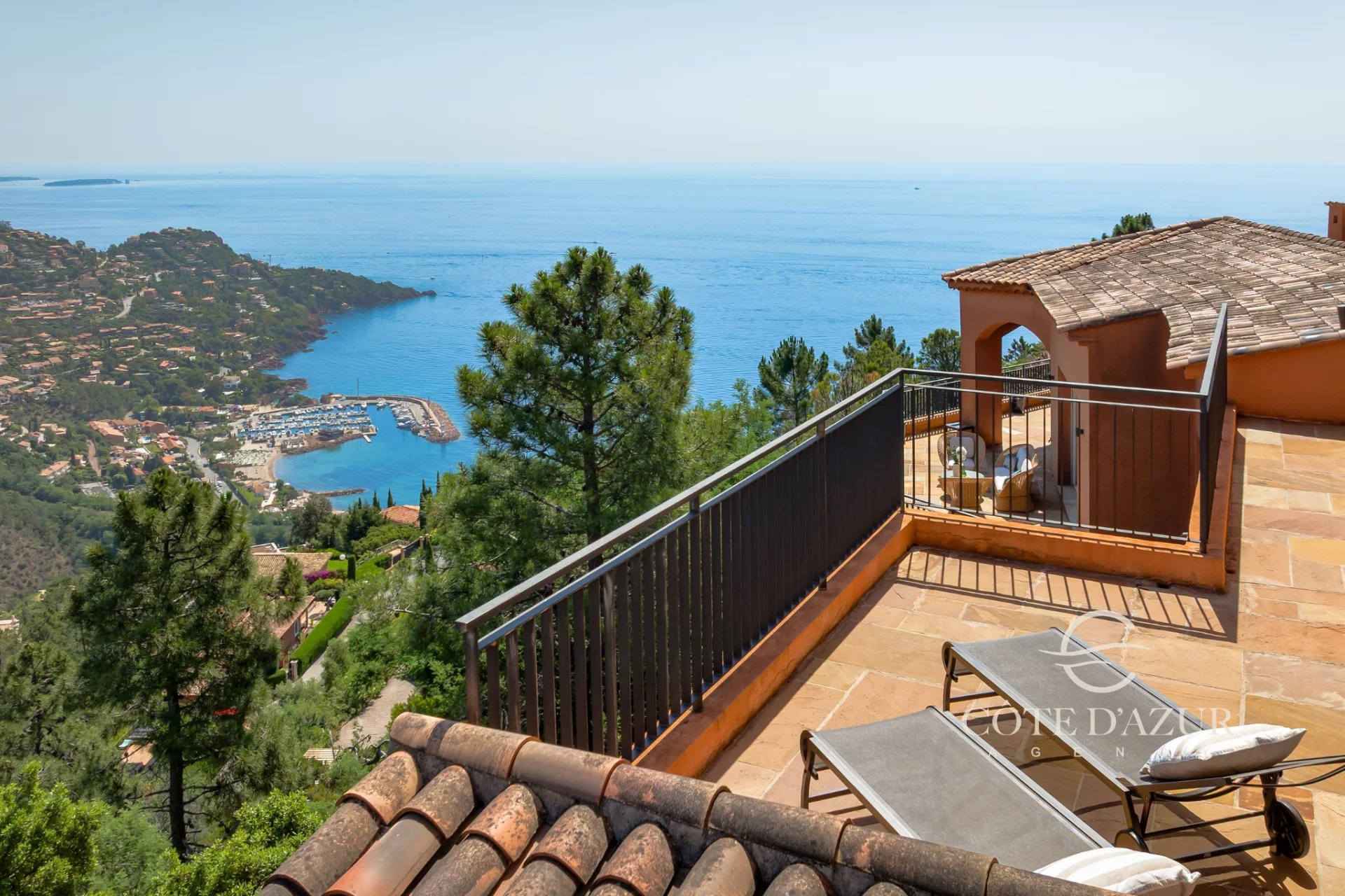 Exceptional property with panoramic sea views 14