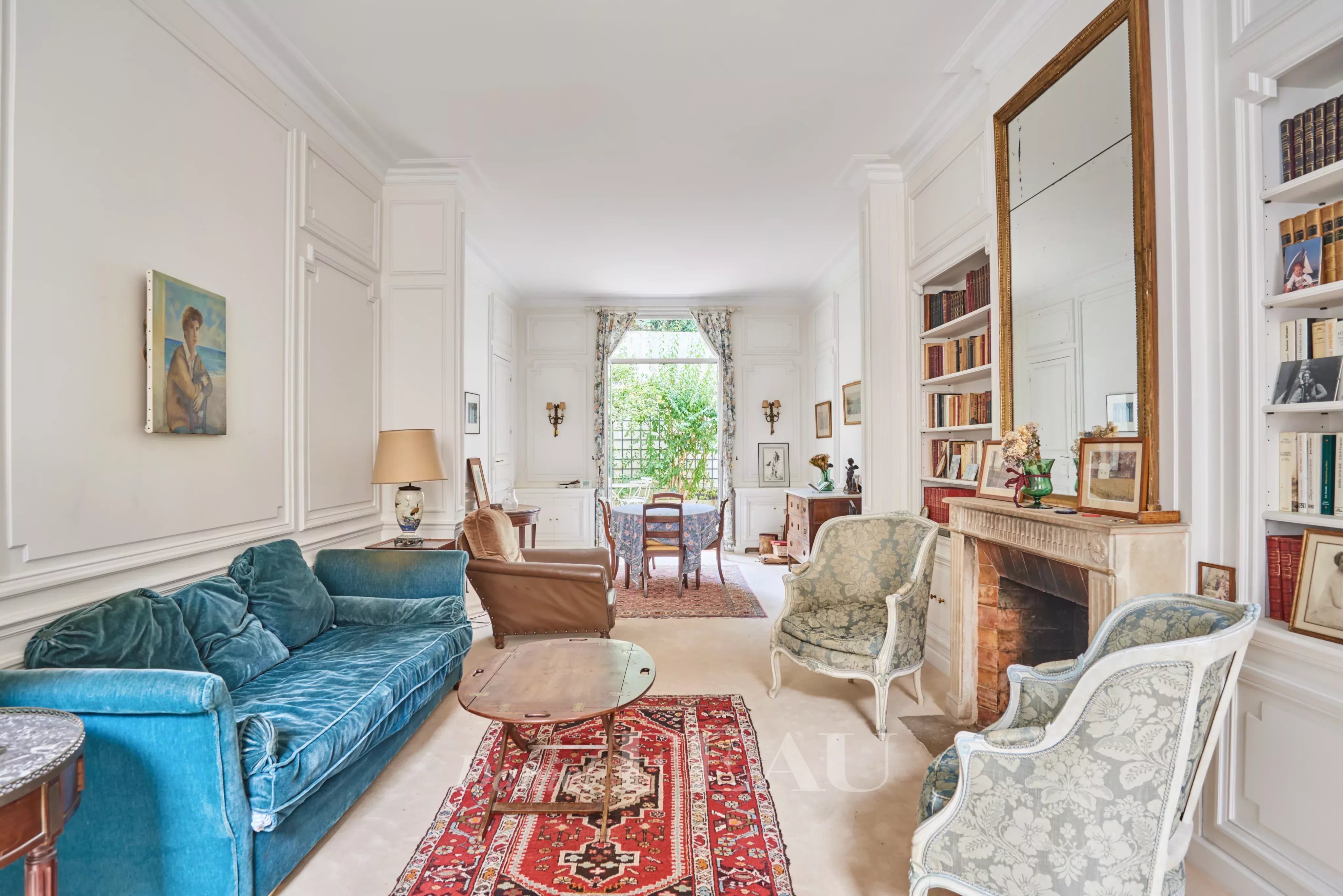 Paris 16th District – An elegant private mansion to renovate