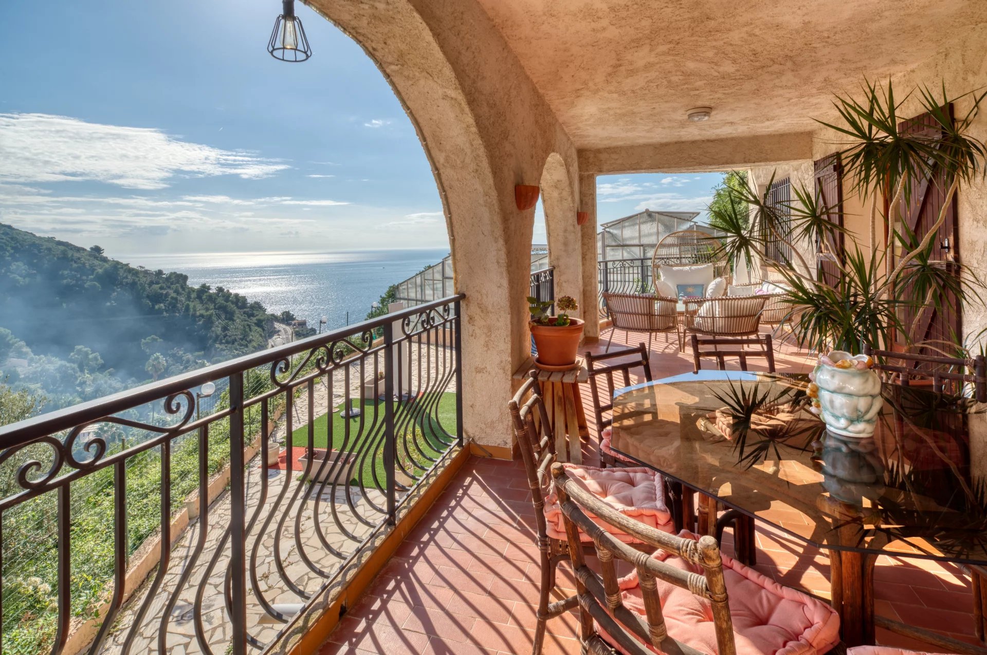 Èze – Villa de Prestige avec Vue Mer et Fort Potentiel – À 6 km de Monaco