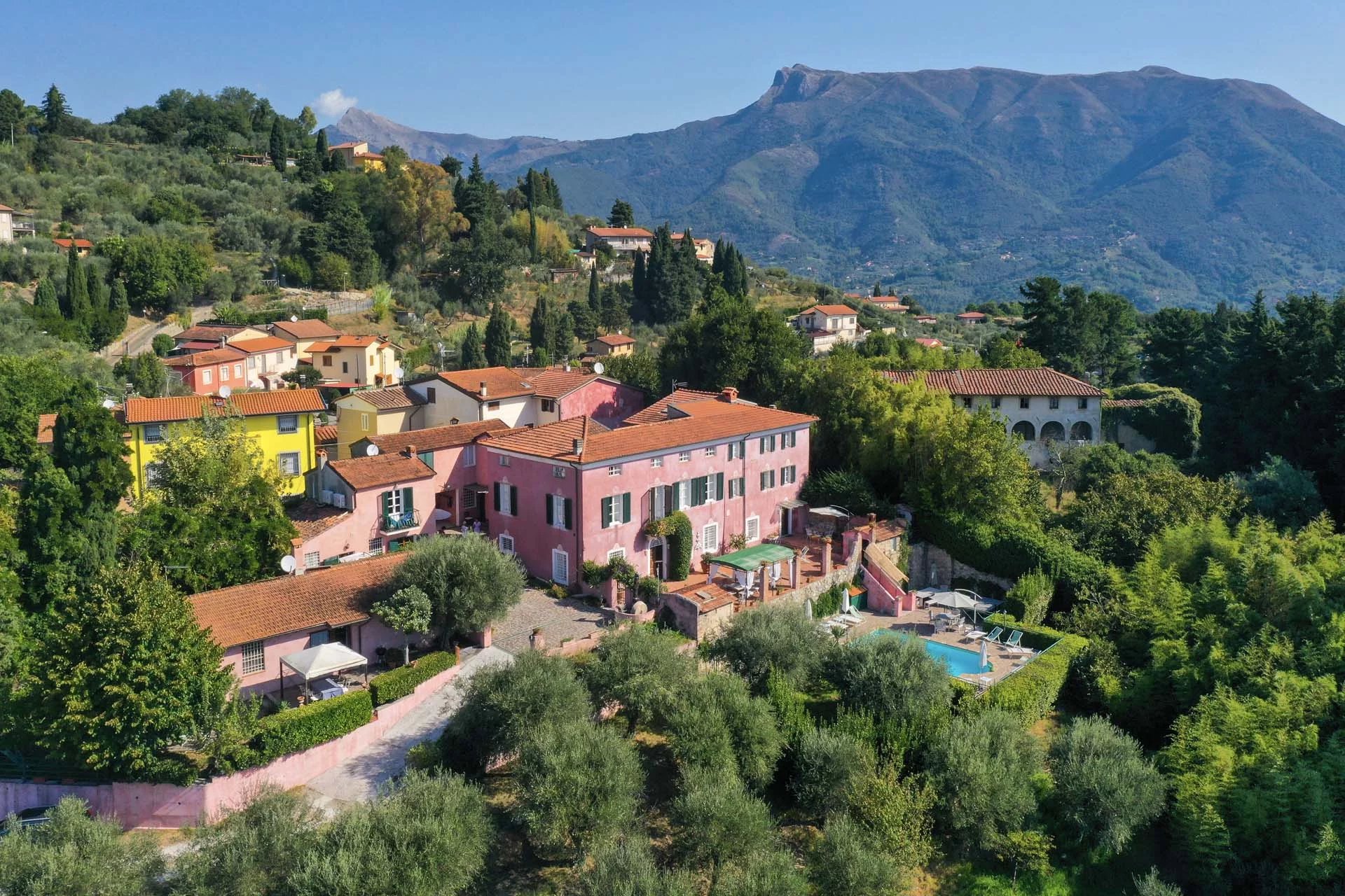  VILLA CON DEPENDANCE E PISCINA IN VENDITA IN VERSILIA