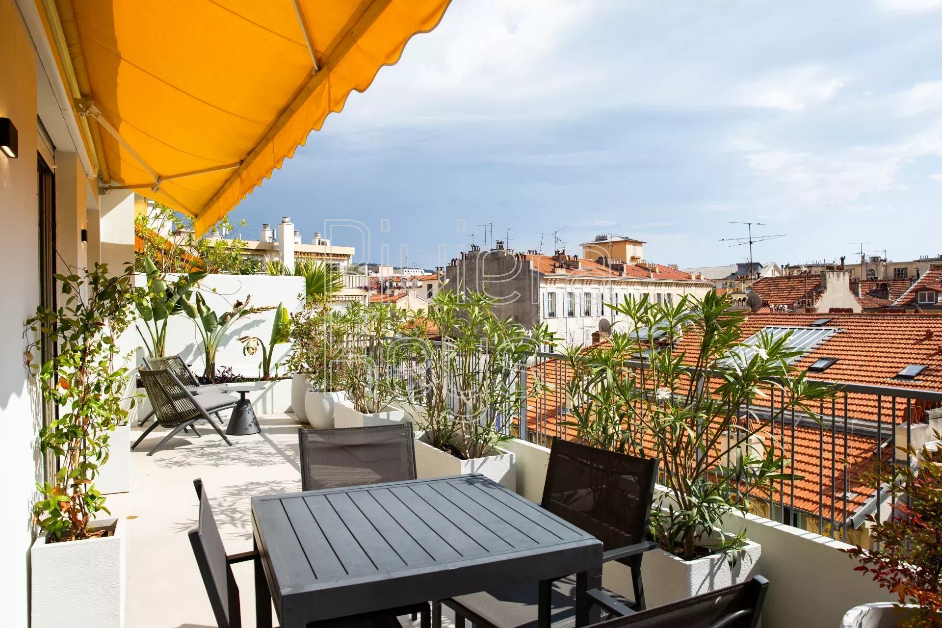 NICE: Renovated 3-bedroom apartment in the city center with sunny terrace