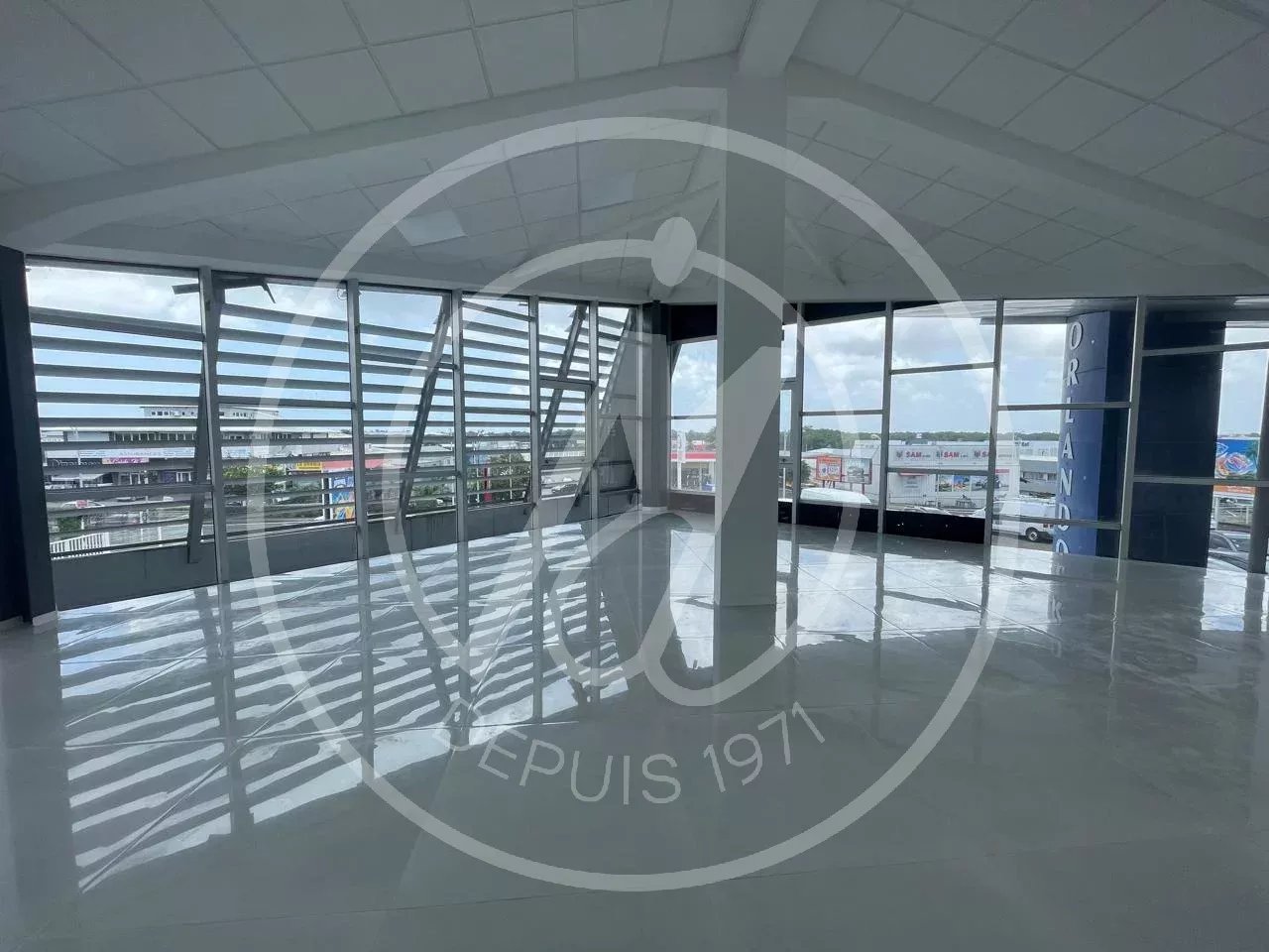 A LOUER Bureau de 60 m2 à louer à Jarry 1020 € HT/ mois + charges