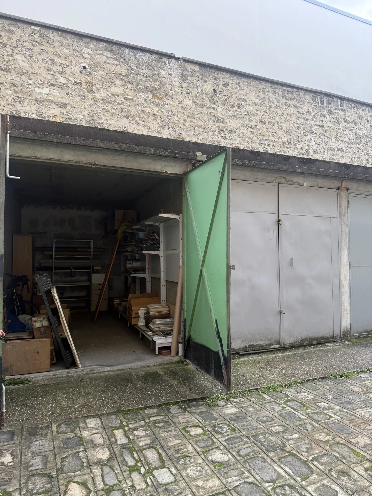 Box fermé à vendre – Rue de Paris, Clichy - Image Array