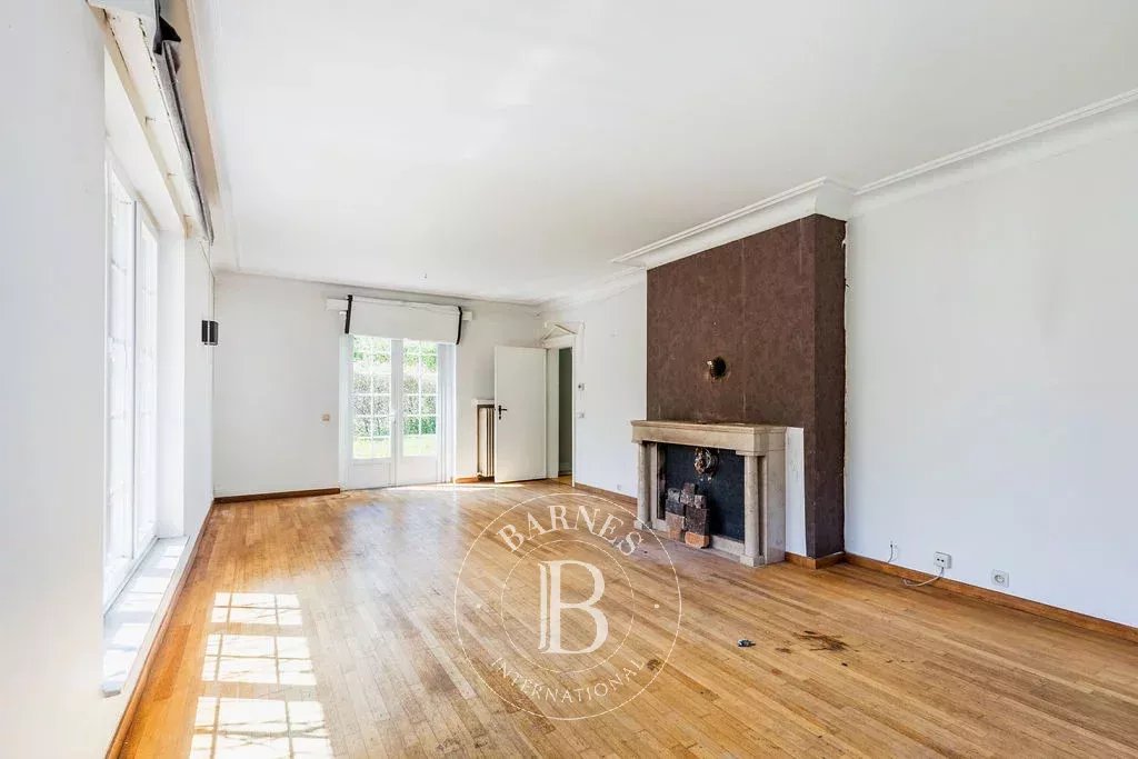 Belle villa Lipszyc avec potentiel dans domaine privé de 7ha